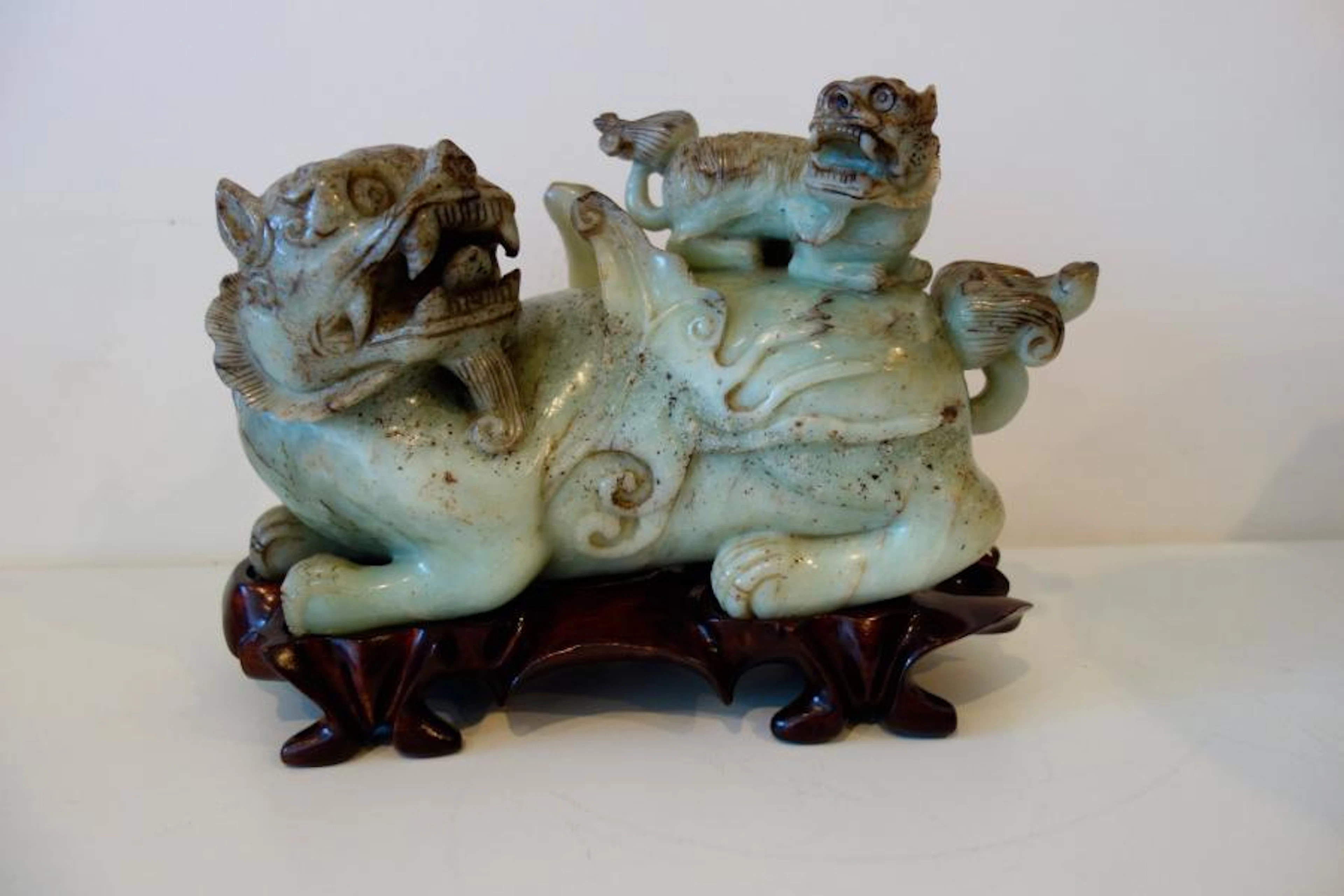 Sculpture en pierre dure en forme de chien…