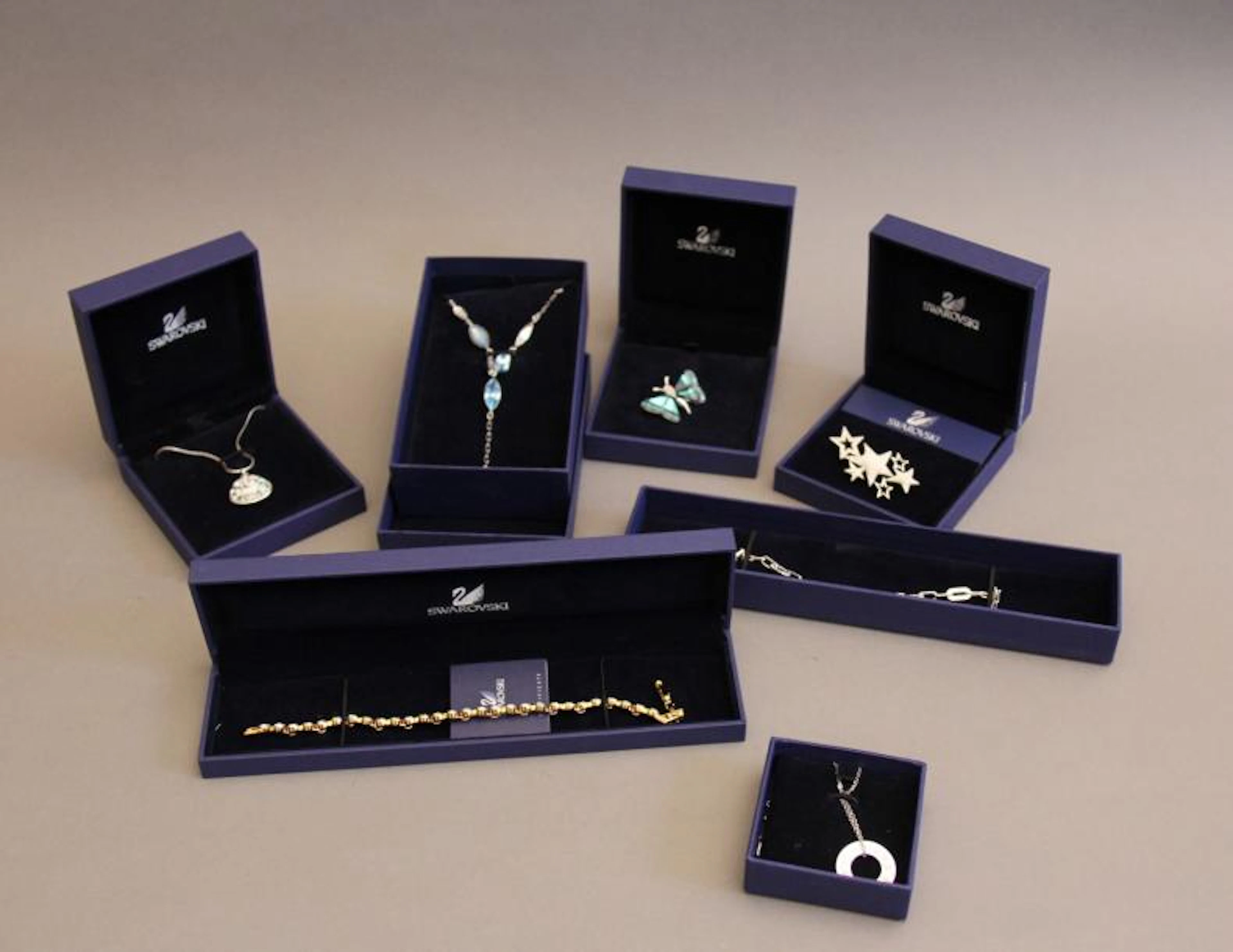 SWAROVSKI Lot : - Deux broches papillon…