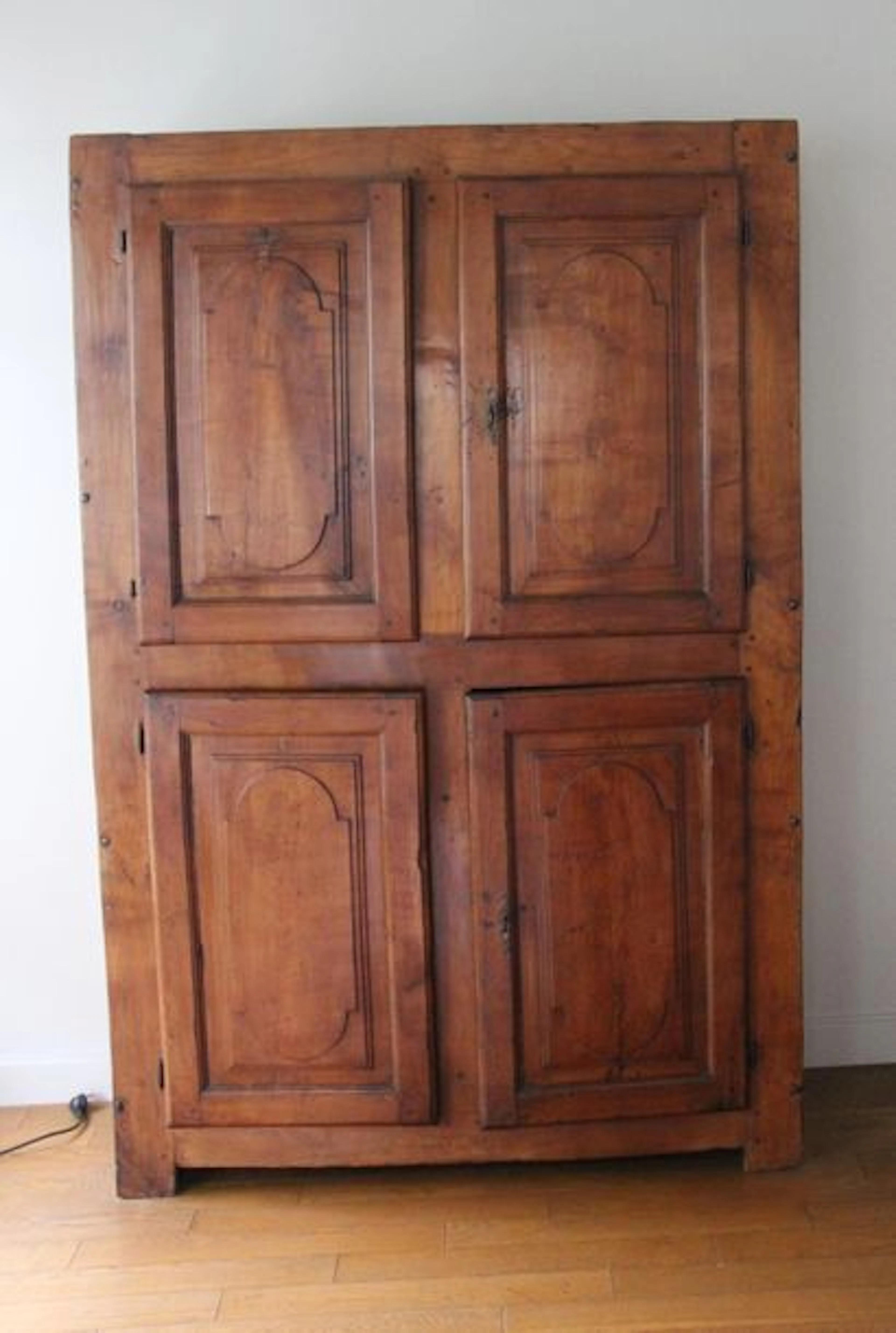 Armoire en bois naturel à quatre vantaux,…