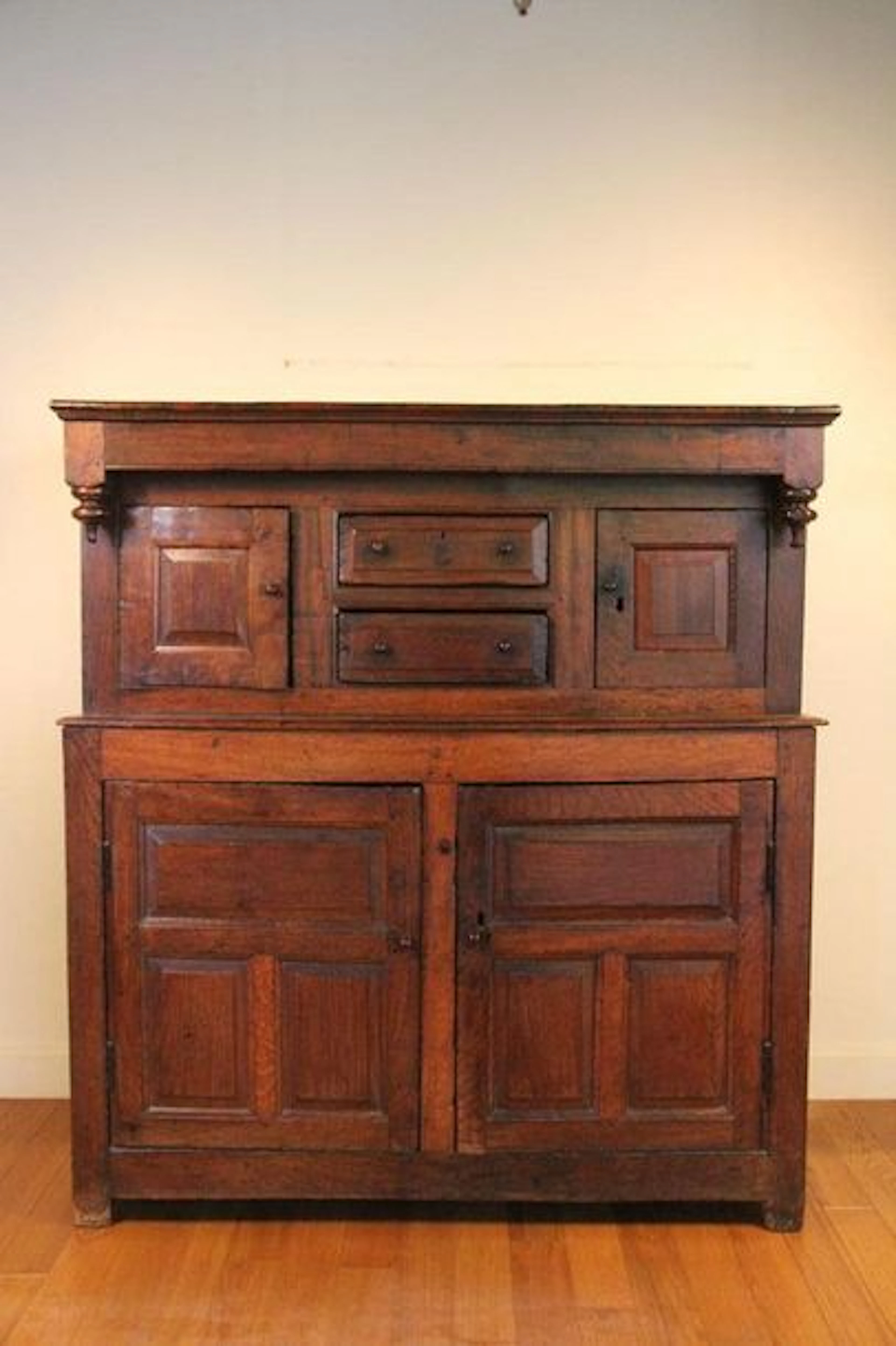 Buffet à ressaut en bois naturel, éléments…