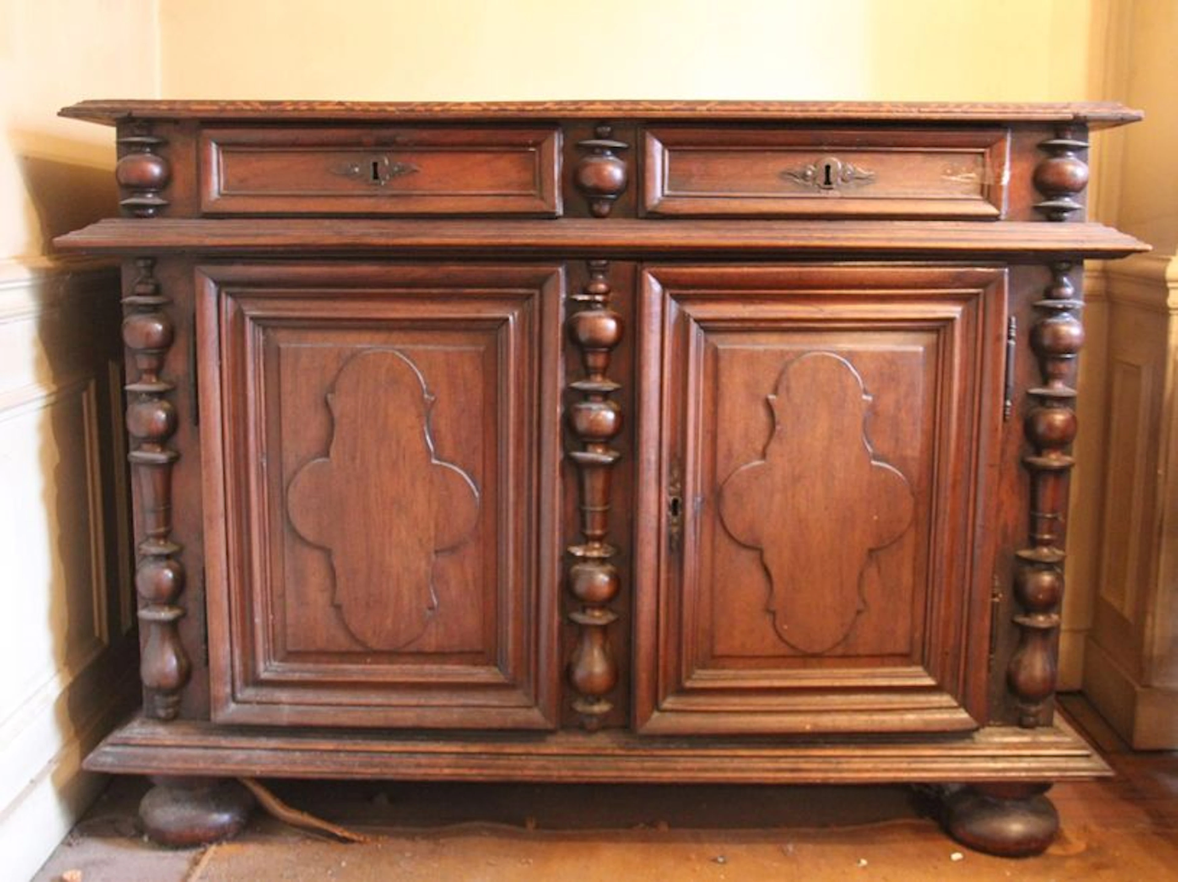 Buffet en bois naturel à demi colonnes, la…