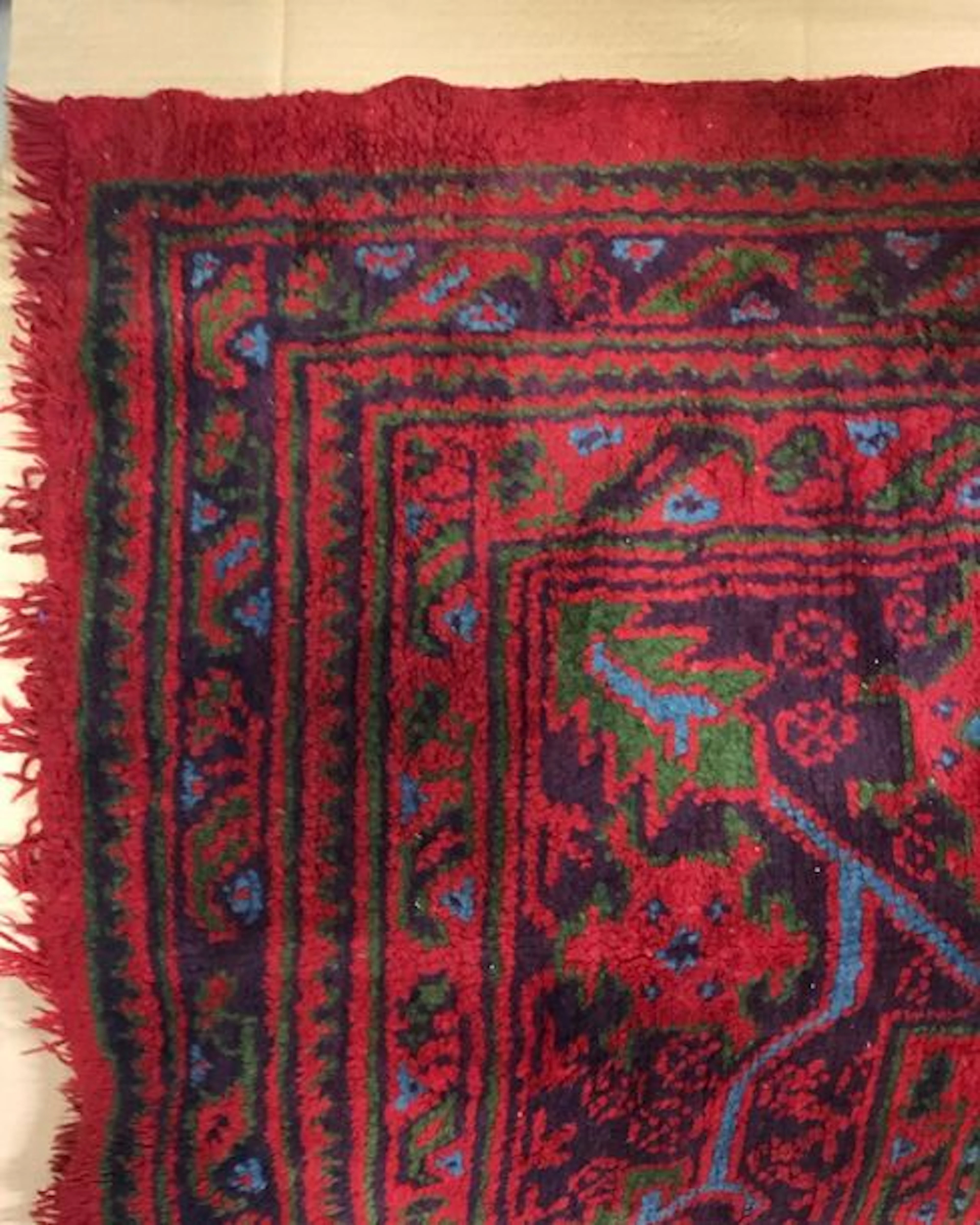 Un tapis en laine à décor géométrique sur…