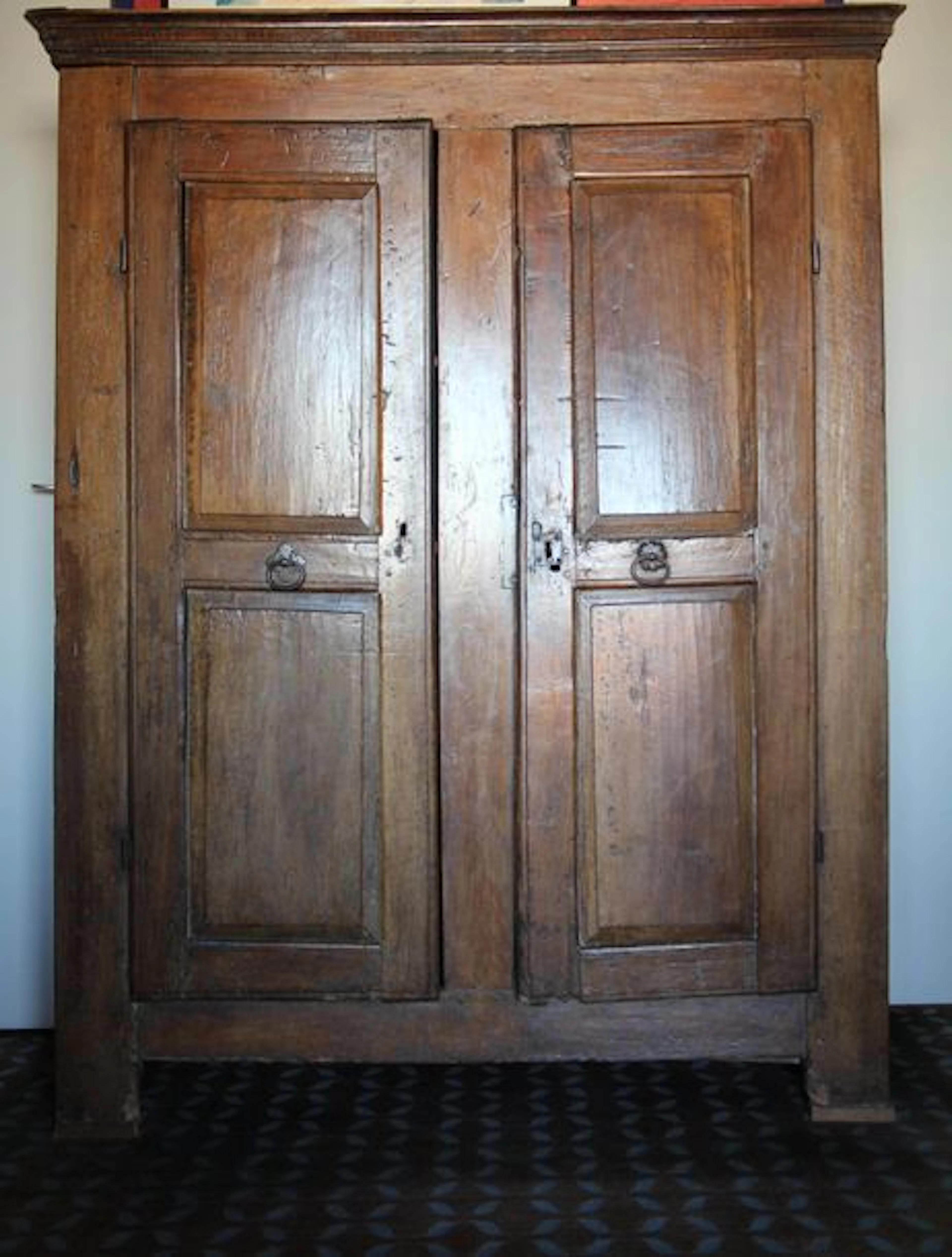 Armoire en bois naturel à deux portes, éléments...