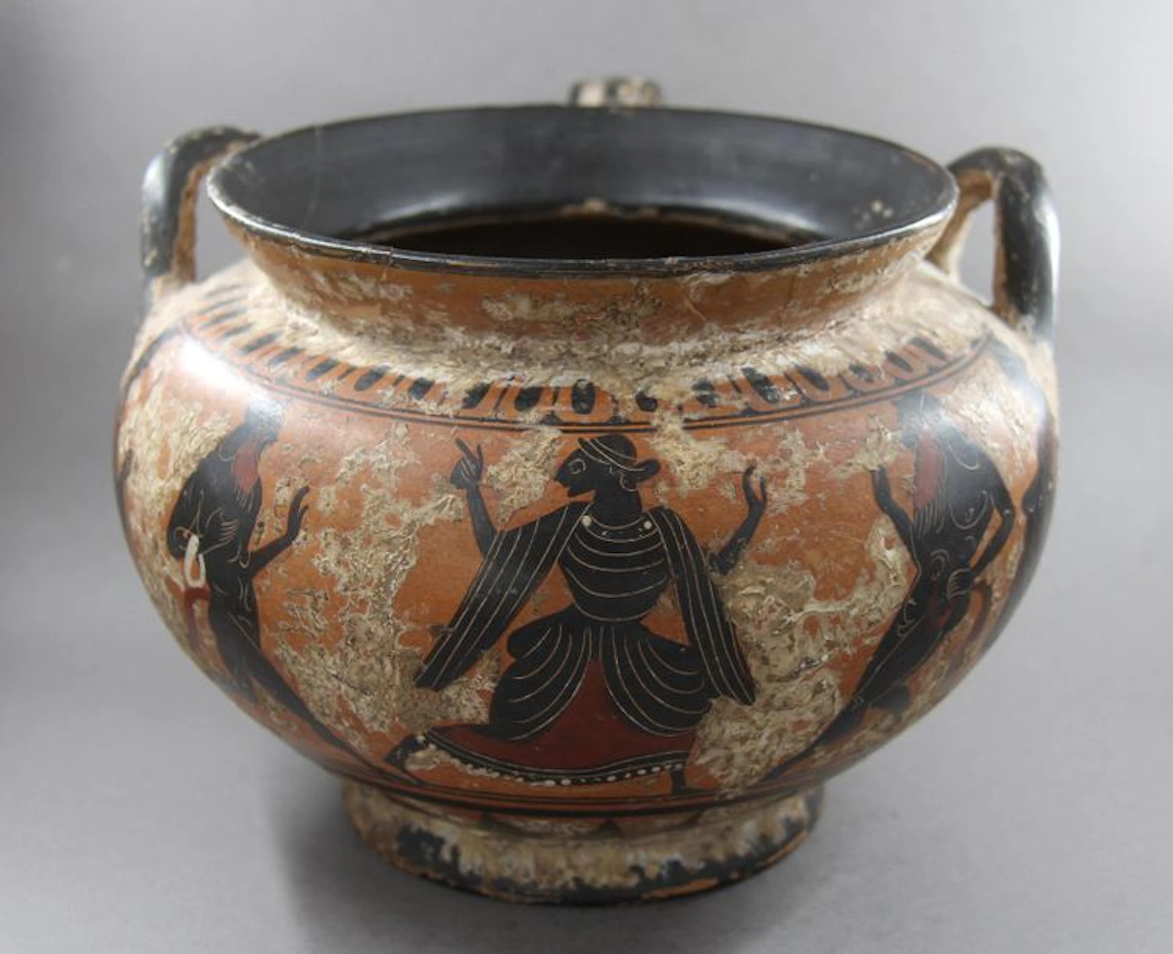 Vase à trois anses en céramique à frise antique,...