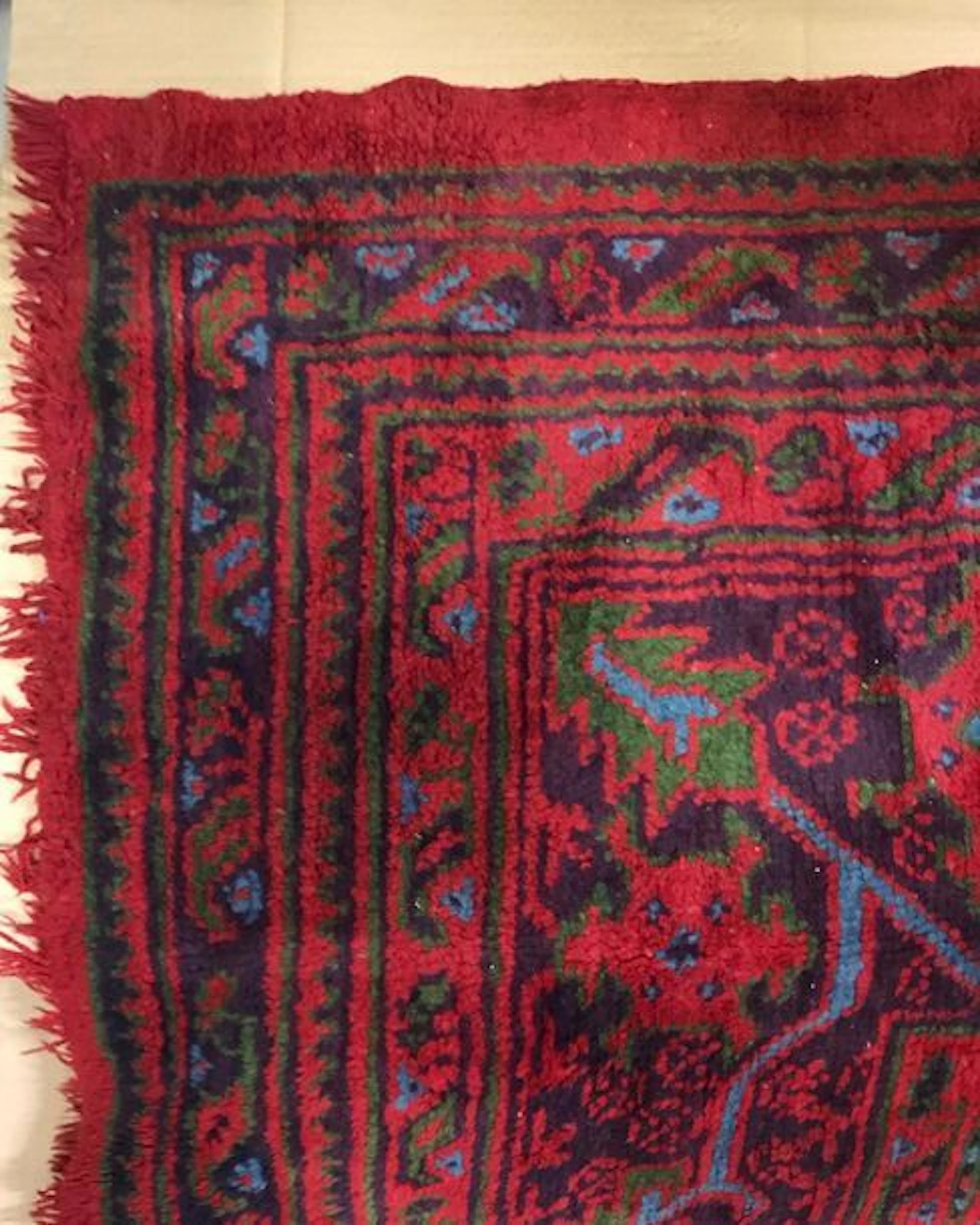 Un tapis en laine à décor géométrique sur...