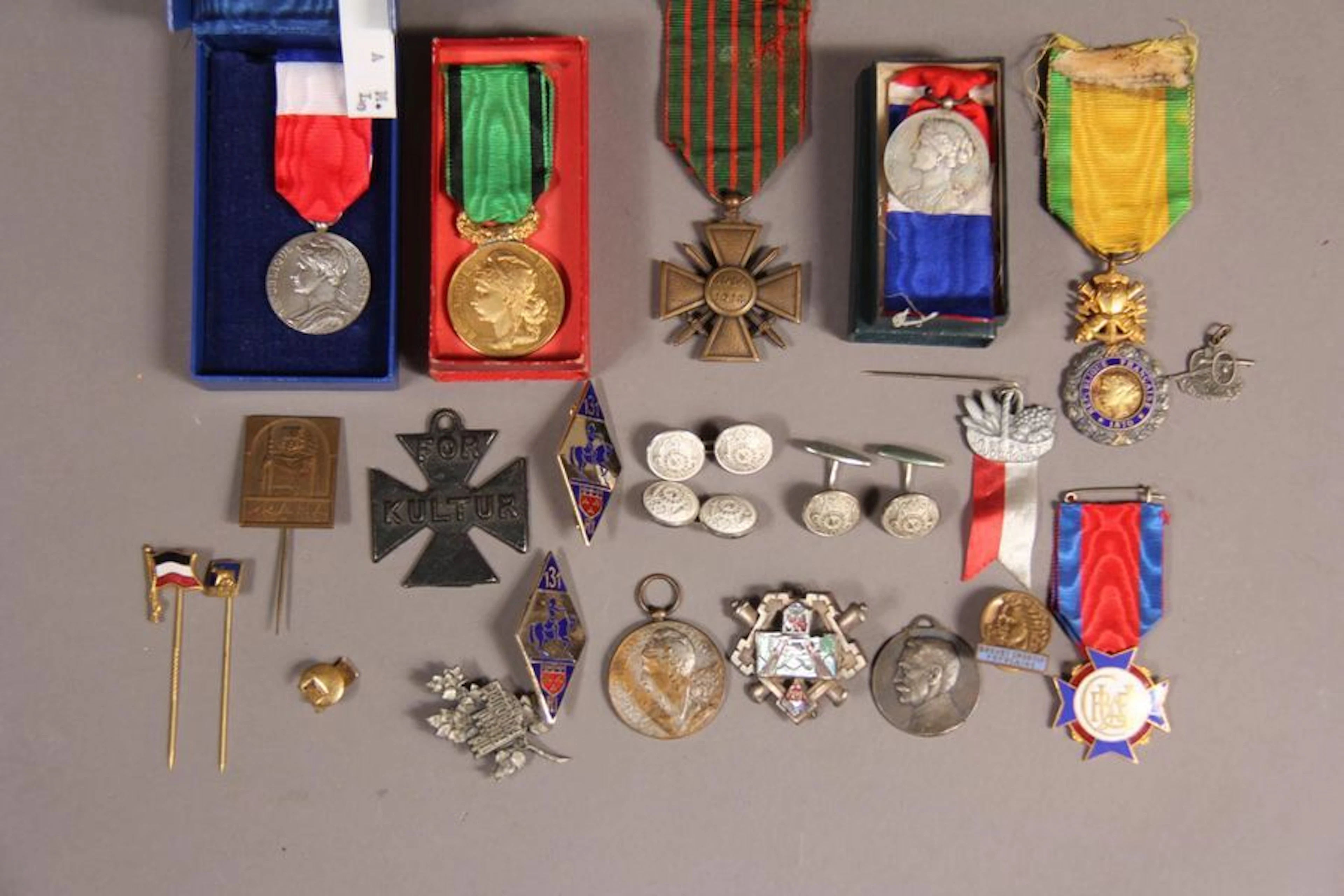 *Lot de décorations : - Médaille militaire...
