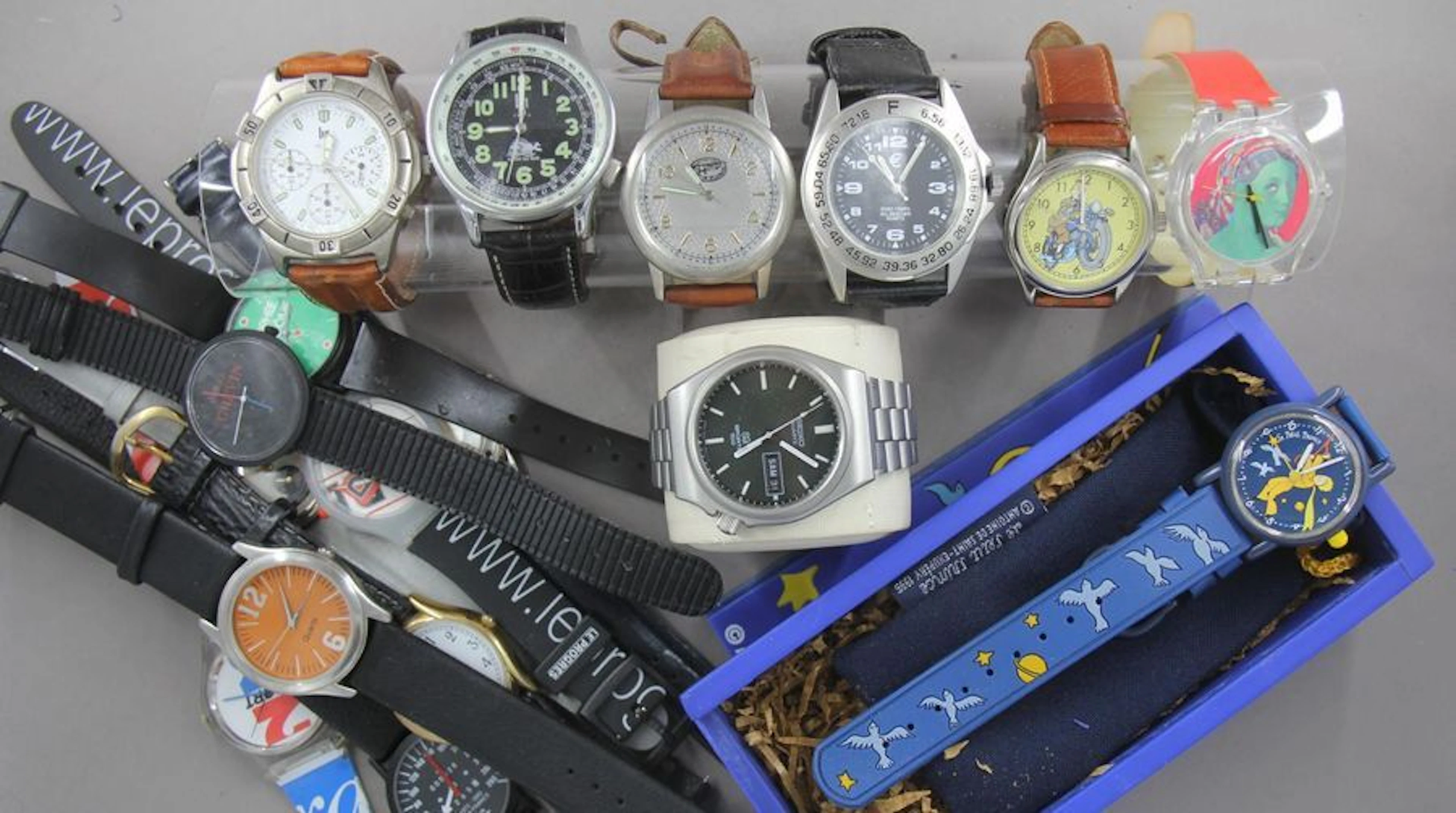 LIP et DIVERS Lot de montres en plastique...