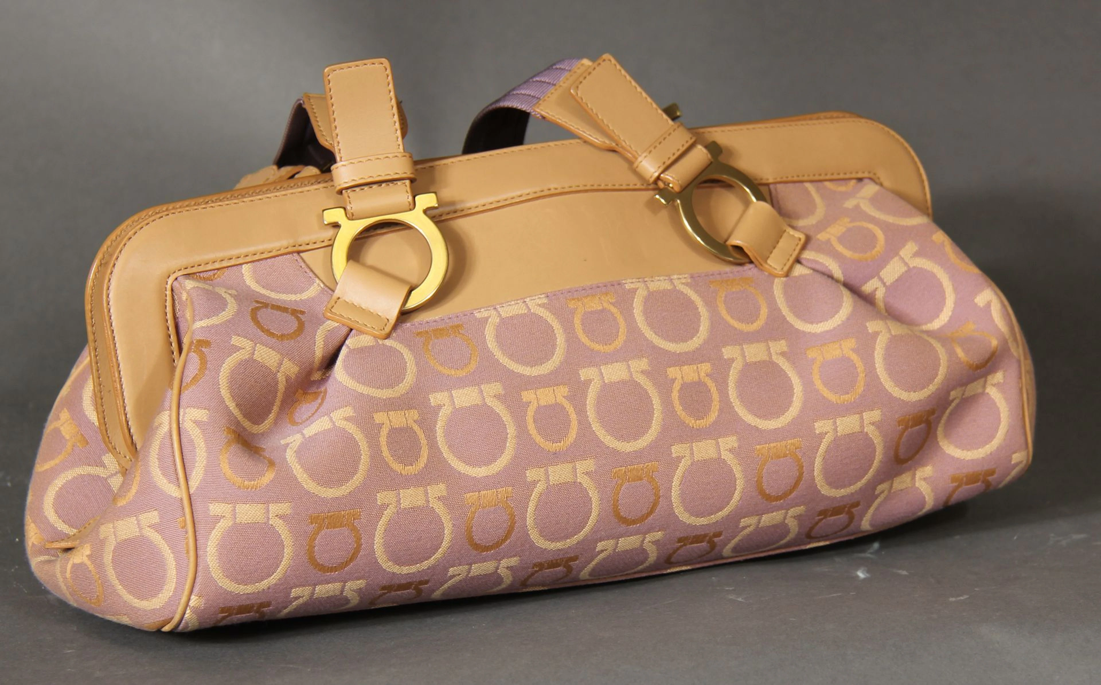 Salvatore FERRAGAMO Sac 35cm en toile siglée... - Lot 242 - Kahn & Associés