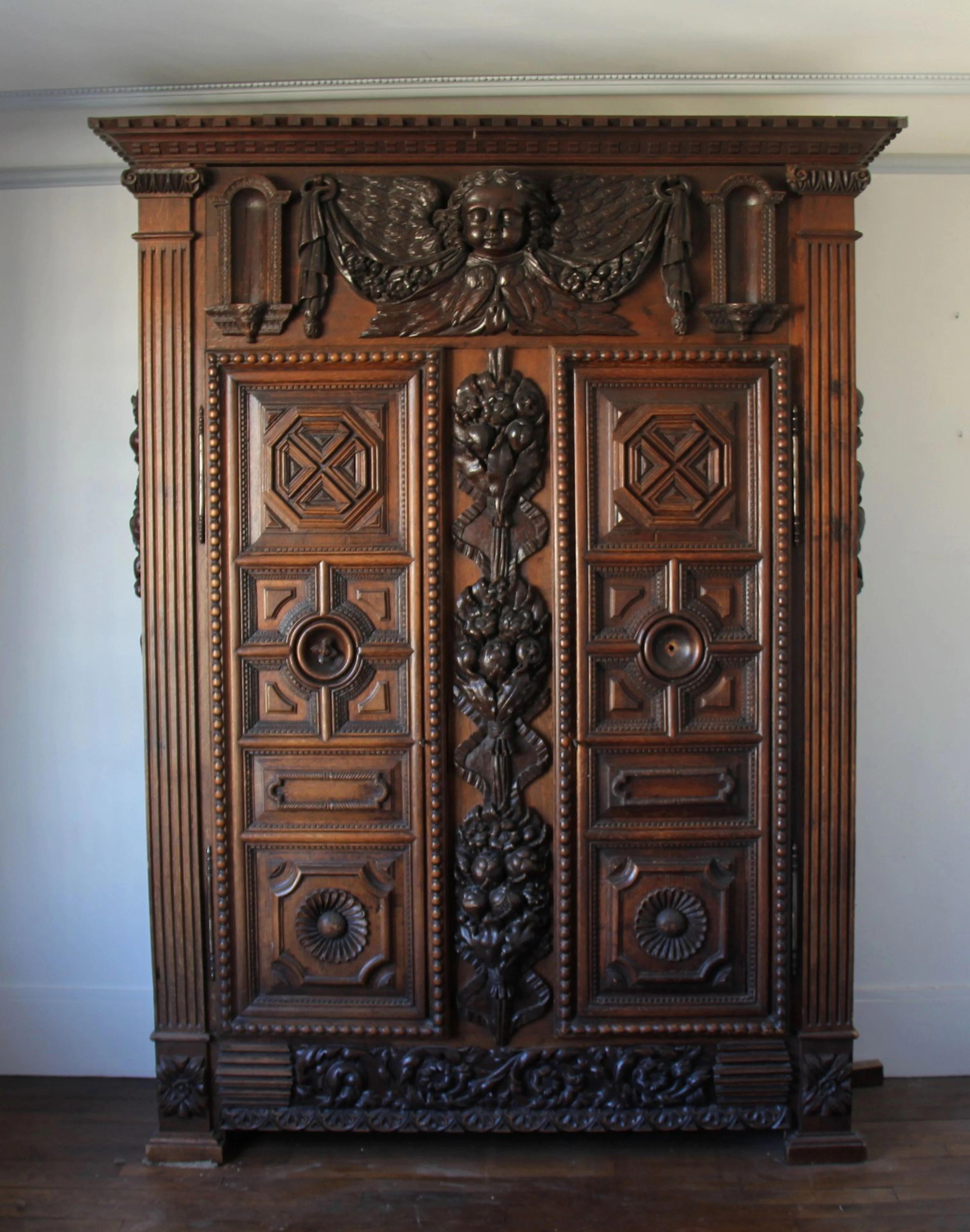 *Armoire de mariage en bois naturel à deux... - Lot 124 - Kahn & Associés