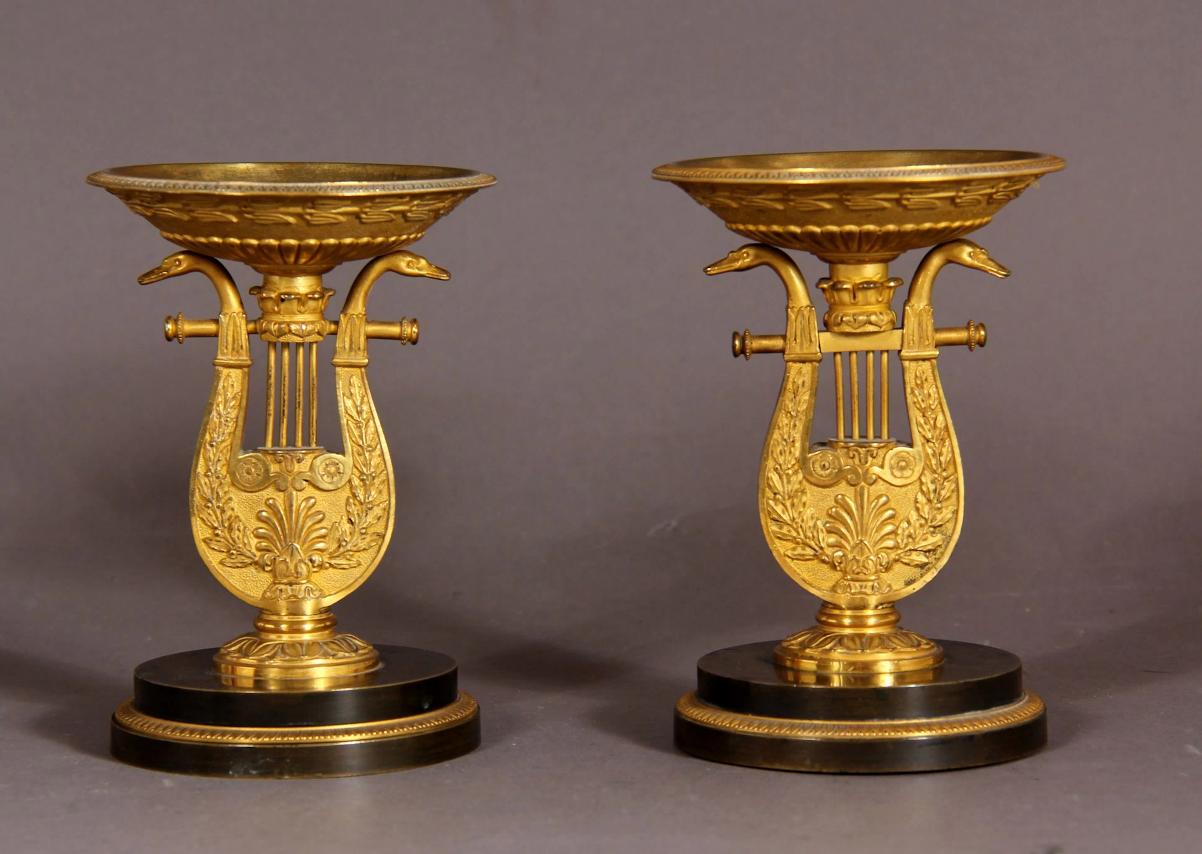 Paire de petites coupes en bronze ciselé... - Lot 111 - Kahn & Associés