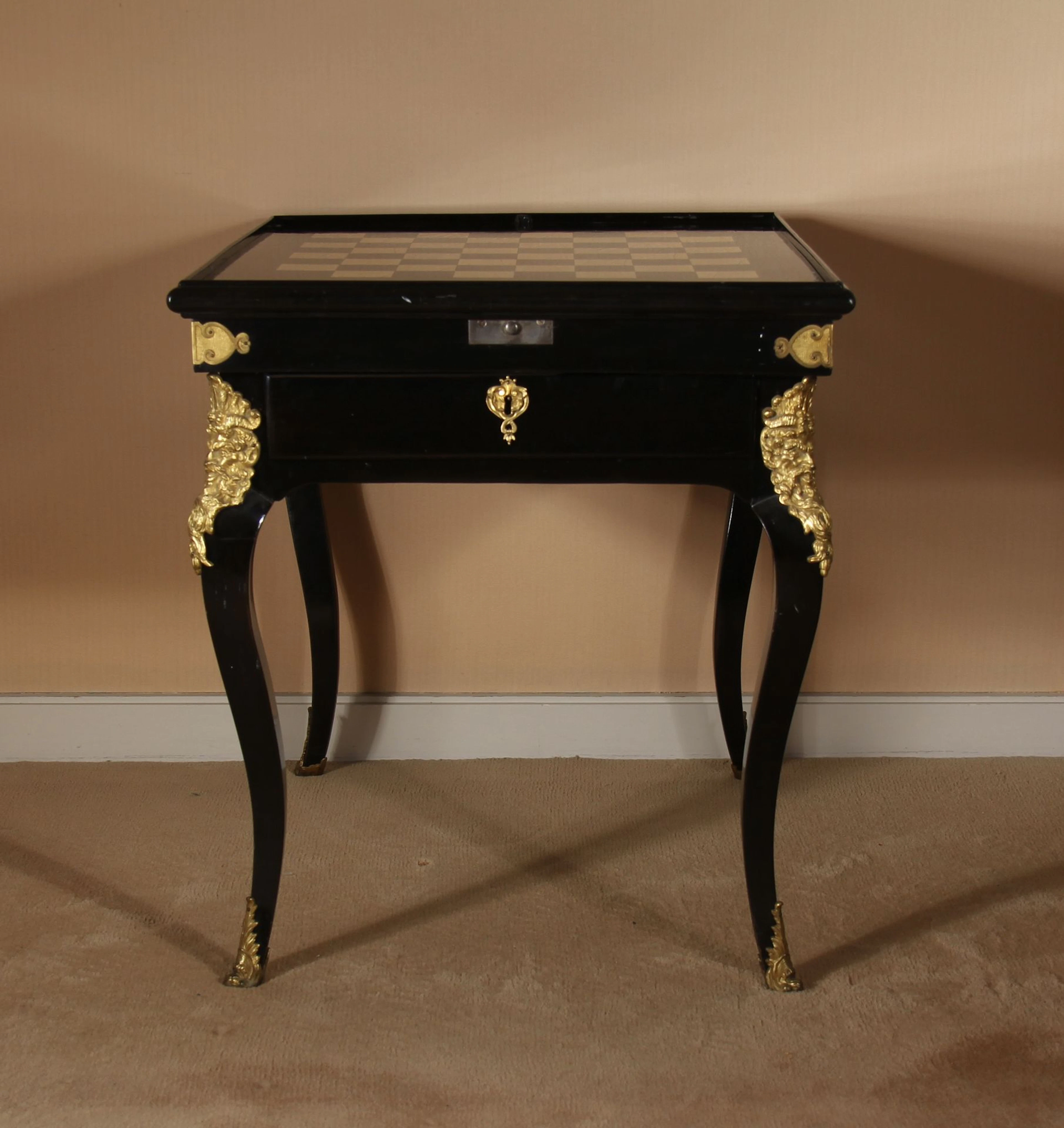 Table à jeux de forme carrée à plateau débordant,... - Lot 132 - Kahn & Associés