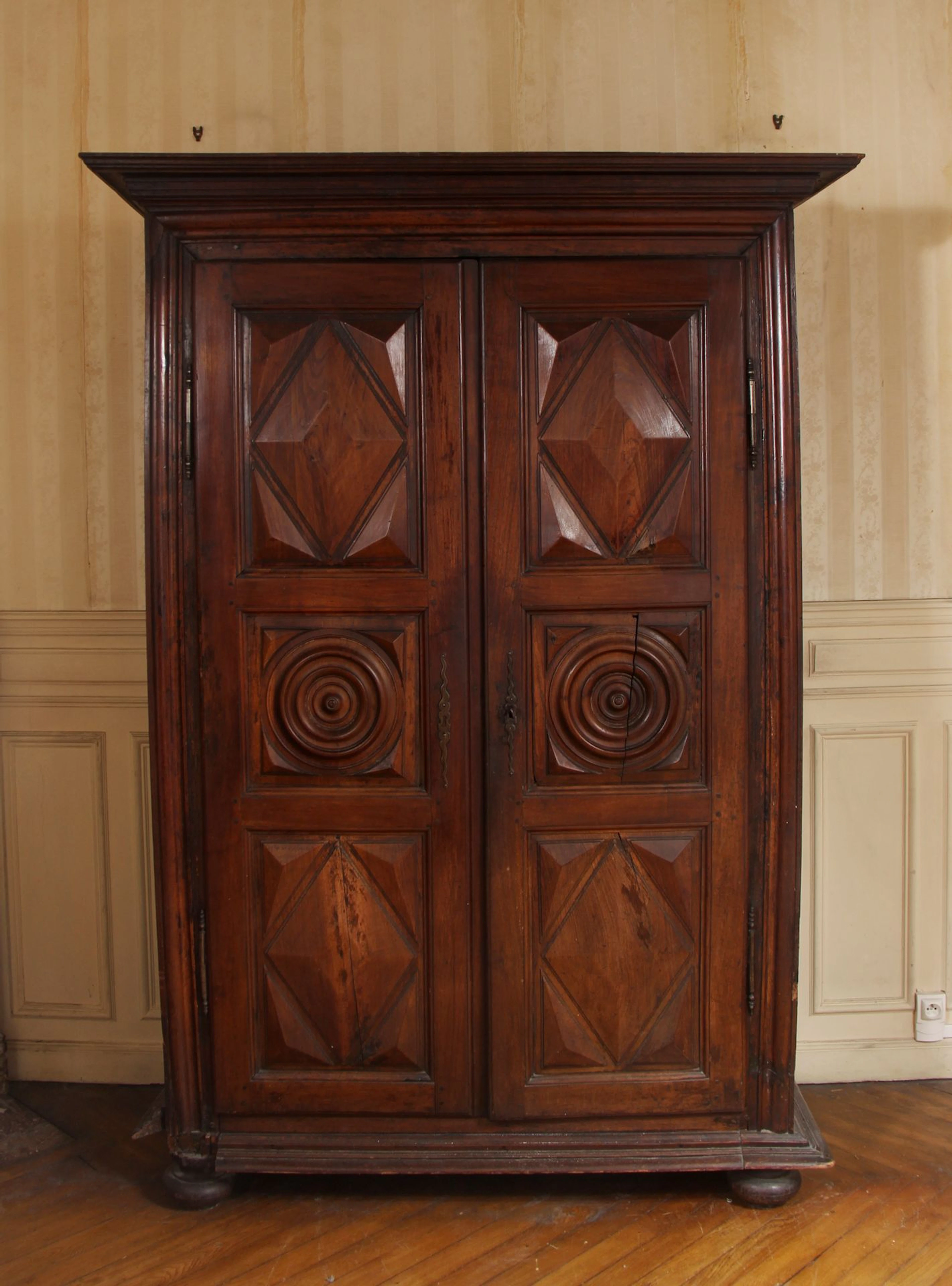 Armoire en noyer en pointes de diamants coupés... - Lot 216 - Kahn & Associés