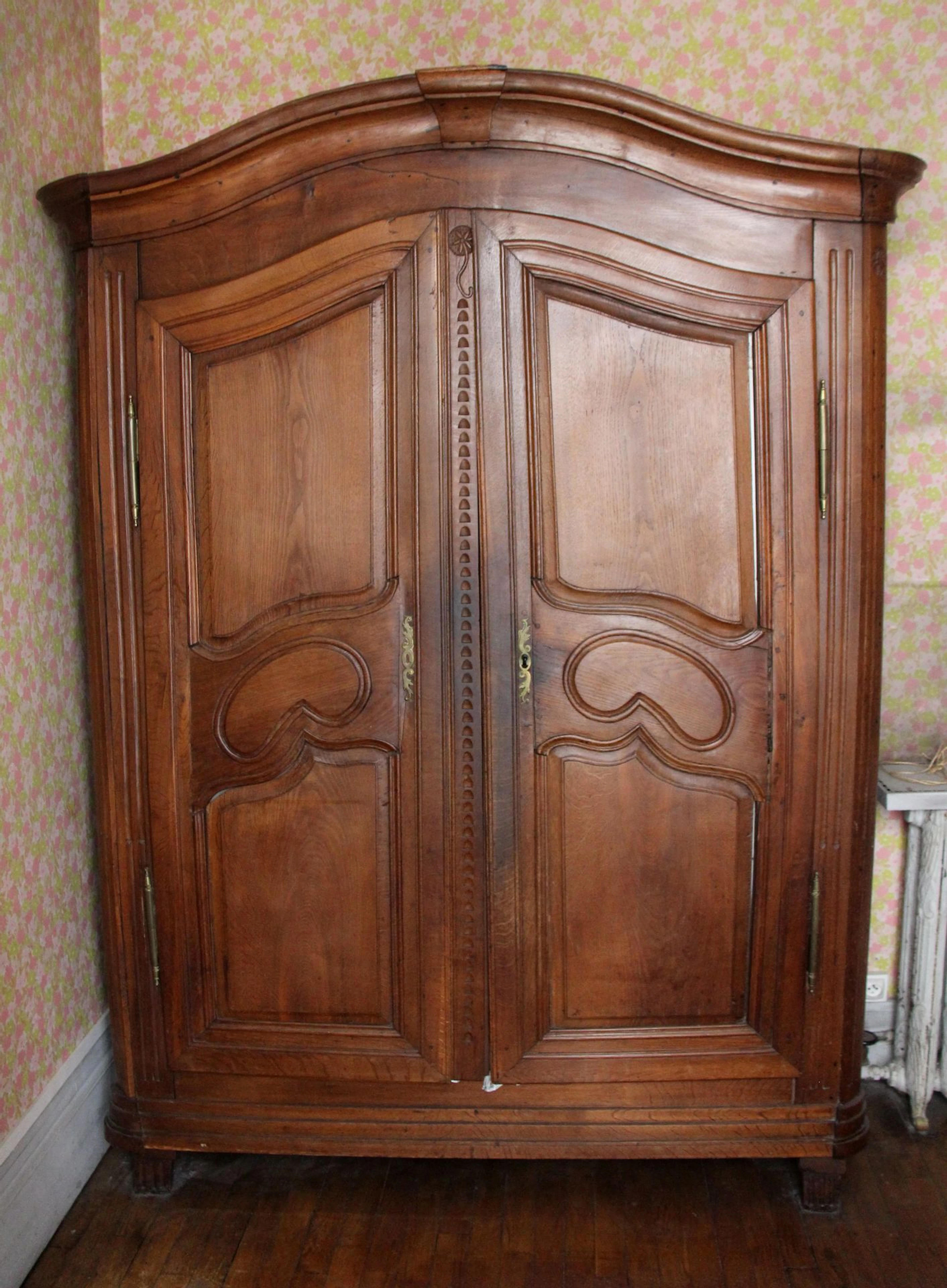 Armoire en chène mouluré à deux portes, reposant... - Lot 206 - Kahn & Associés