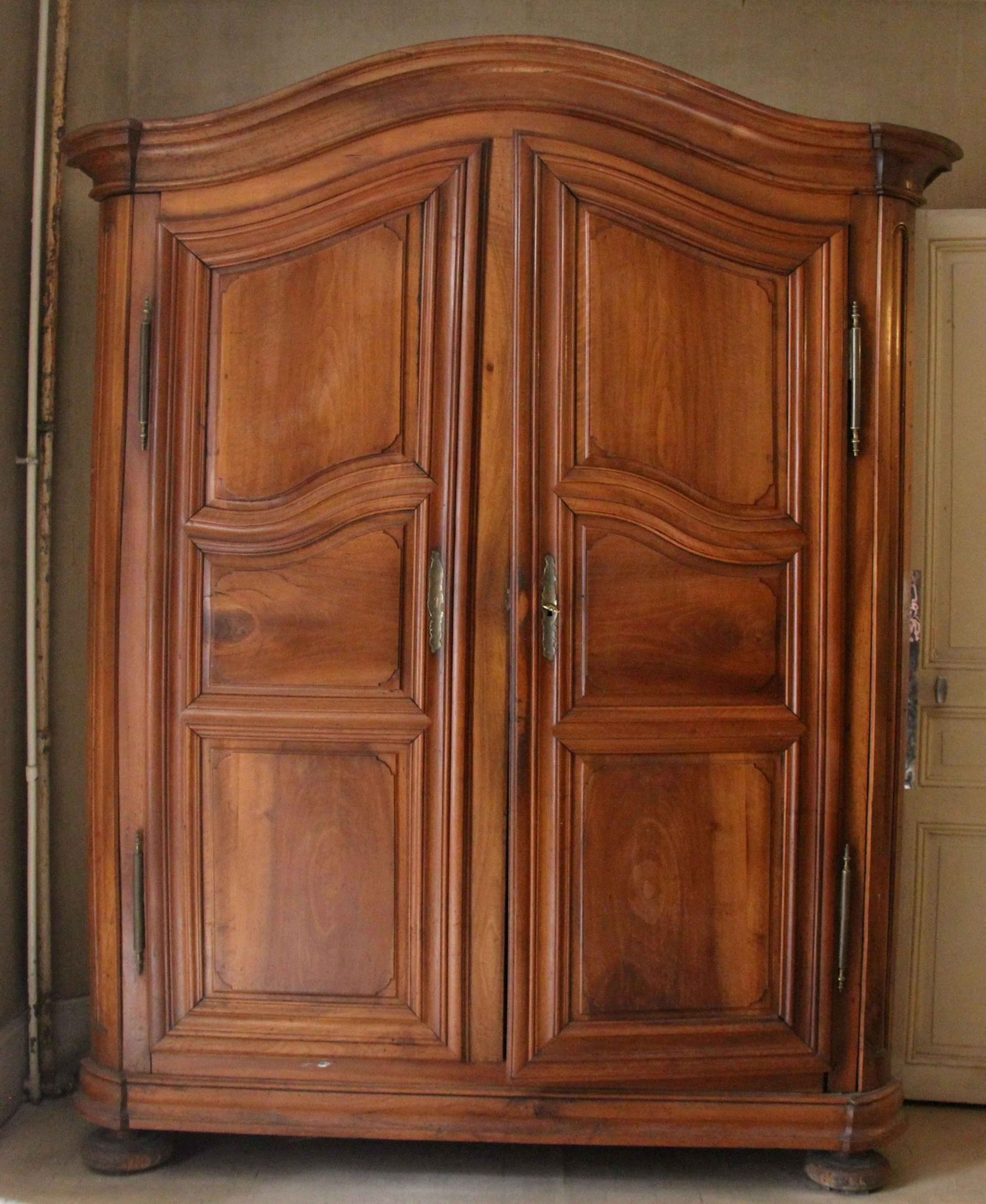Armoire en bois naturel en chapeau de gendarme... - Lot 198 - Kahn & Associés