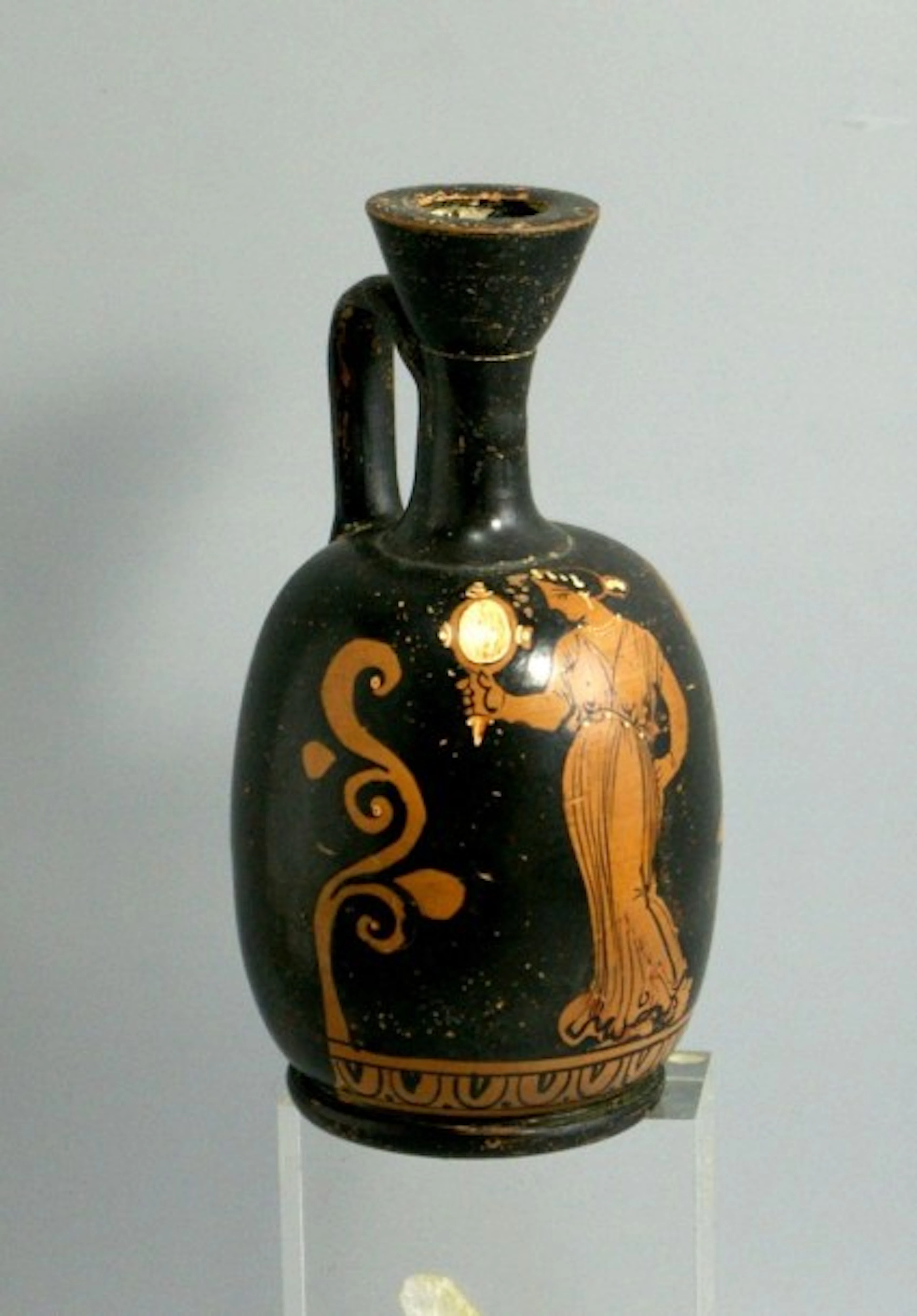 Lécythe en céramique à figures rouges décorée d'Aphrodite au miroir