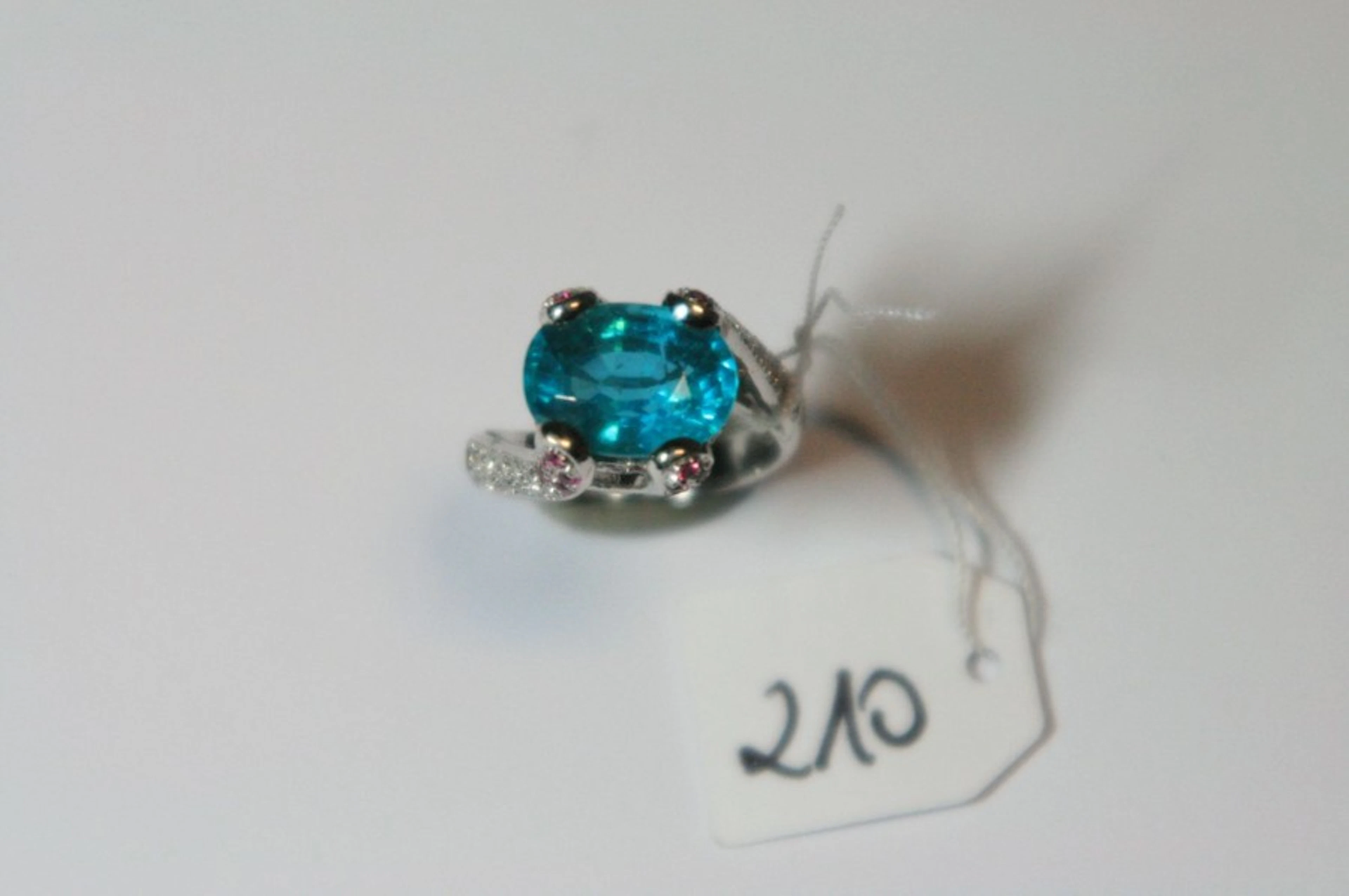 Bague en or gris à deux lignes sinueuses pavées de diamants et...