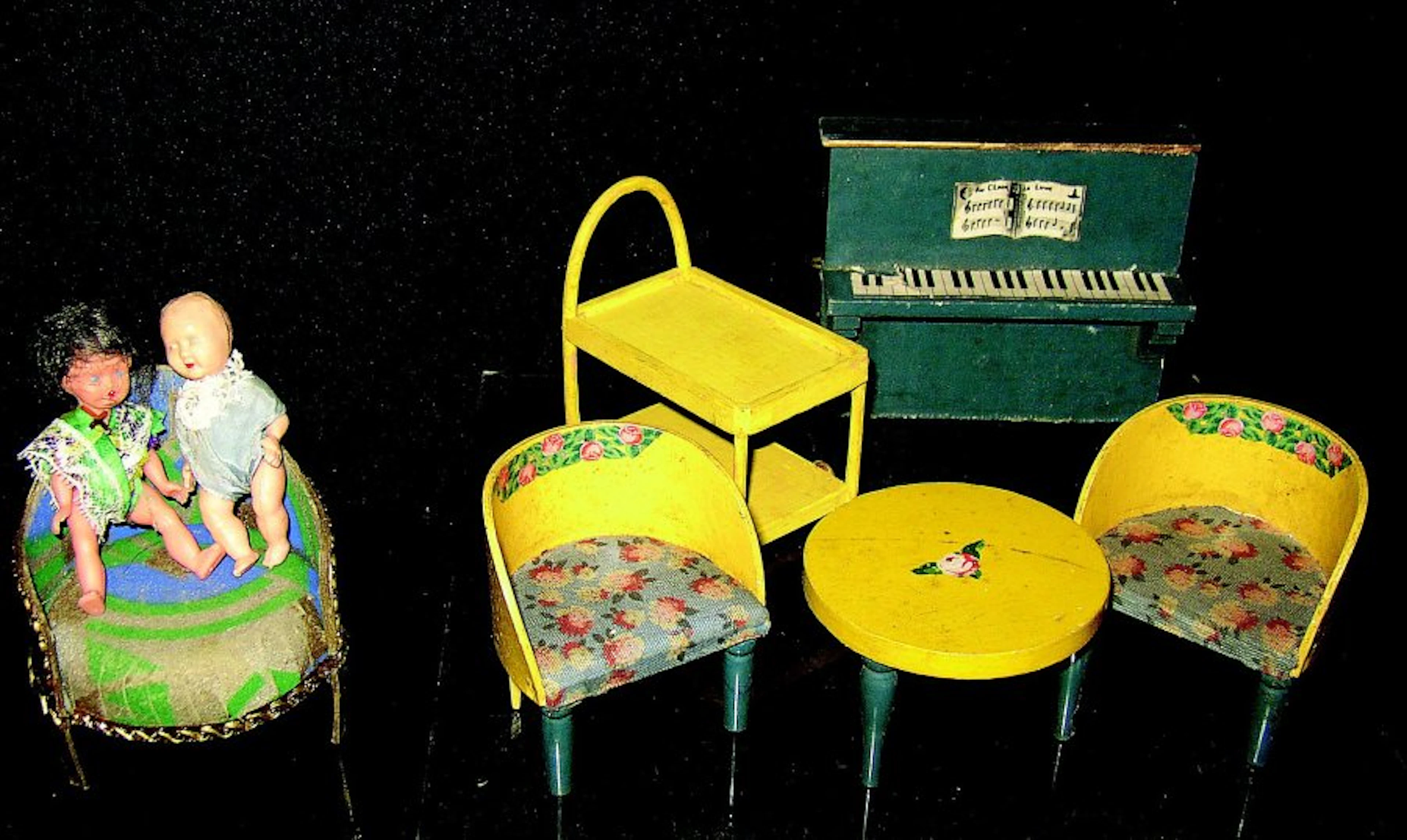 Ensemble d'originaux meubles de maisons de poupées en bois peint...