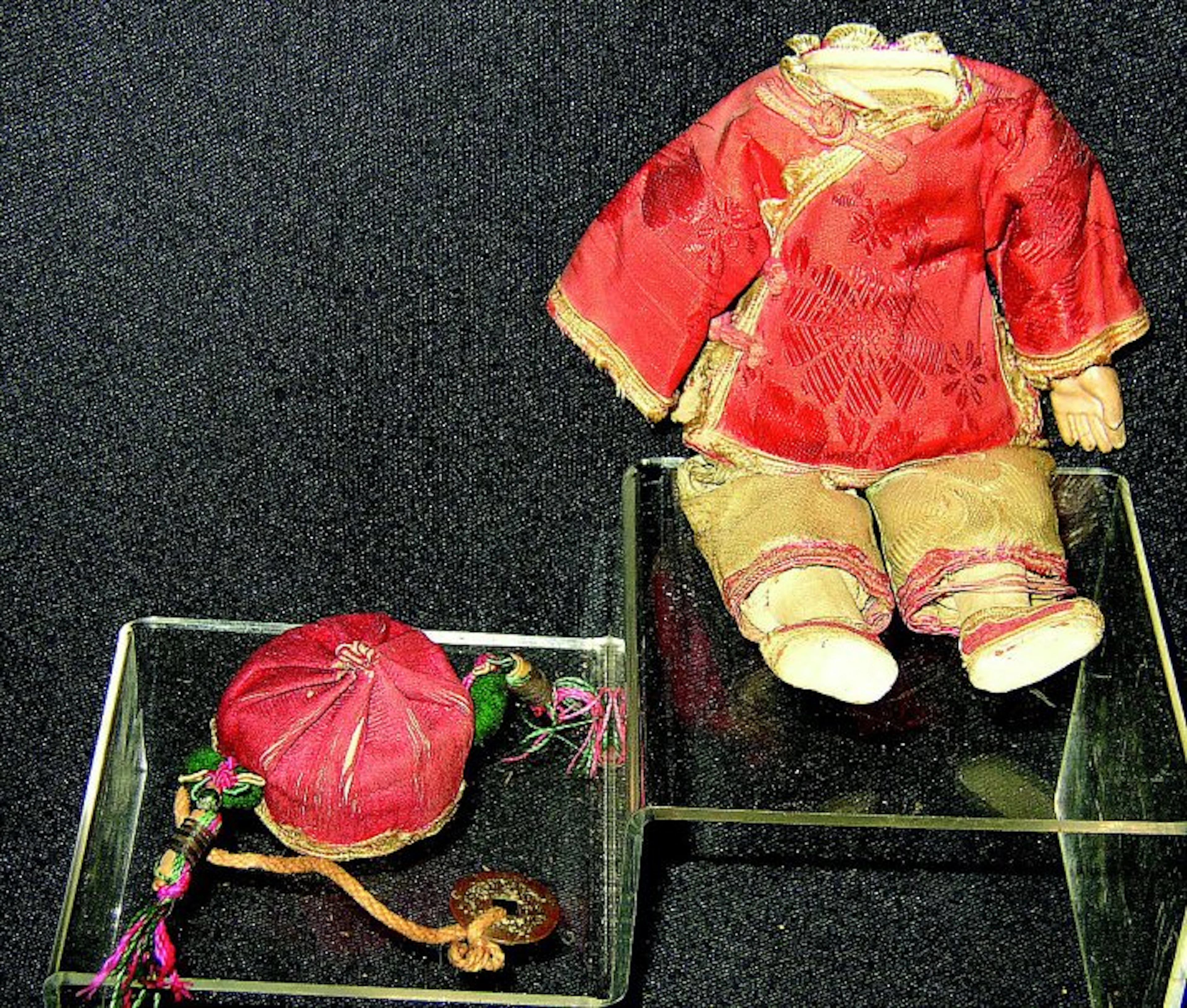 Habillage asiatique ancien pour petit bébé avec bonnet décoré assorti