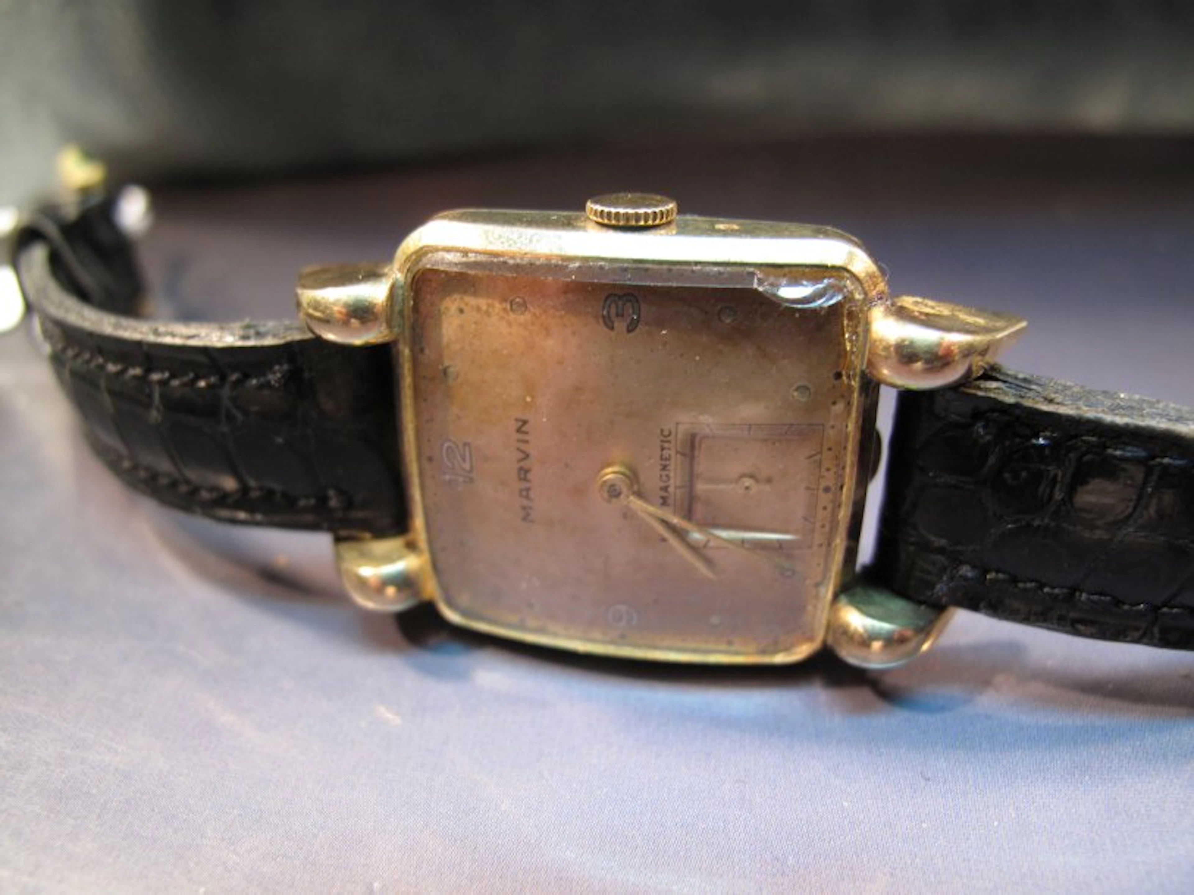 Montre MARVIN à boîtier en or 14K sur bracelet cuir - Lombrail