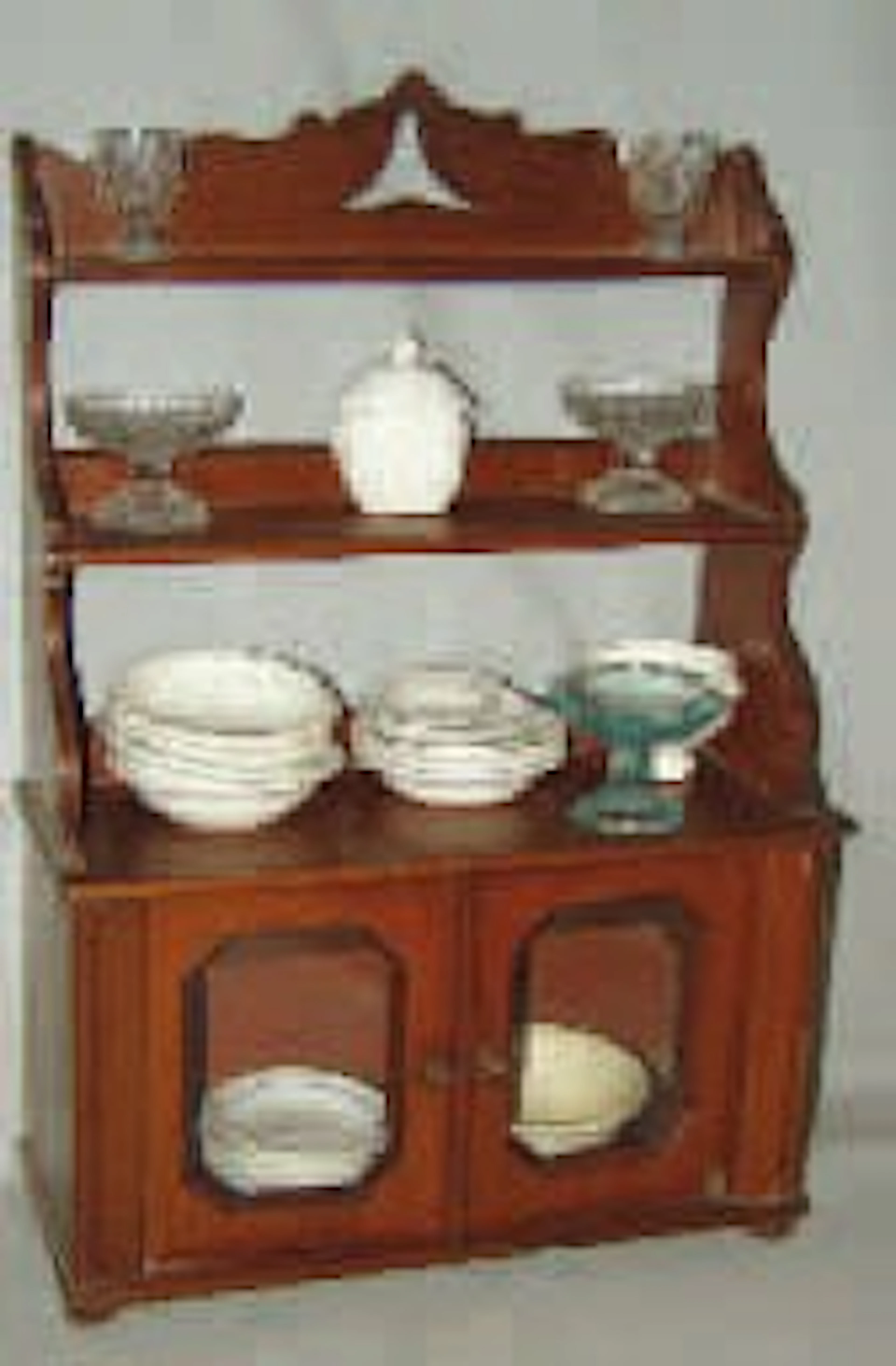 Buffet vaisselier en acajou avec deux portes vitrées dans le bas