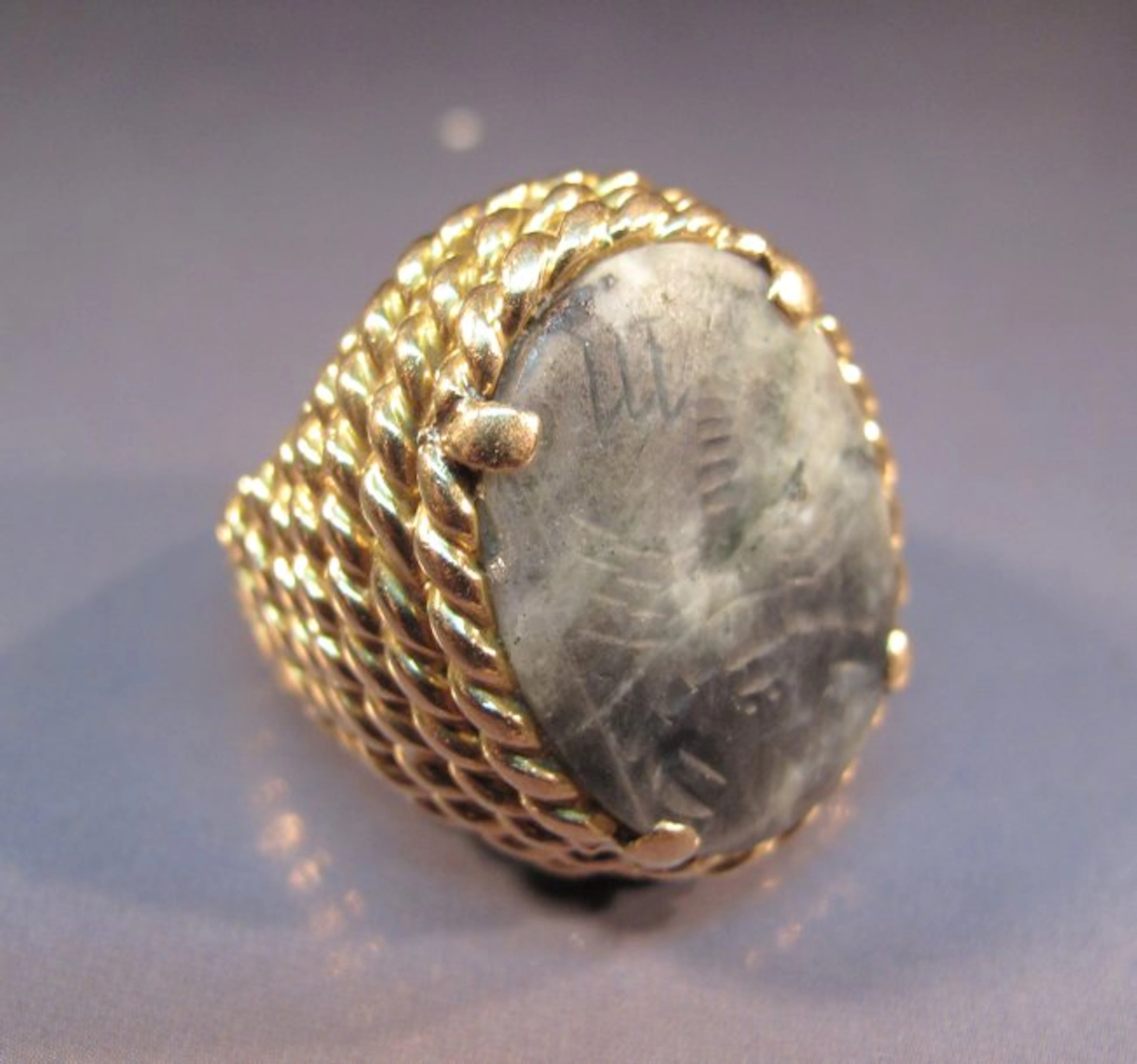 Bague en or jaune tressé sertie d'une intaille sur labradorite