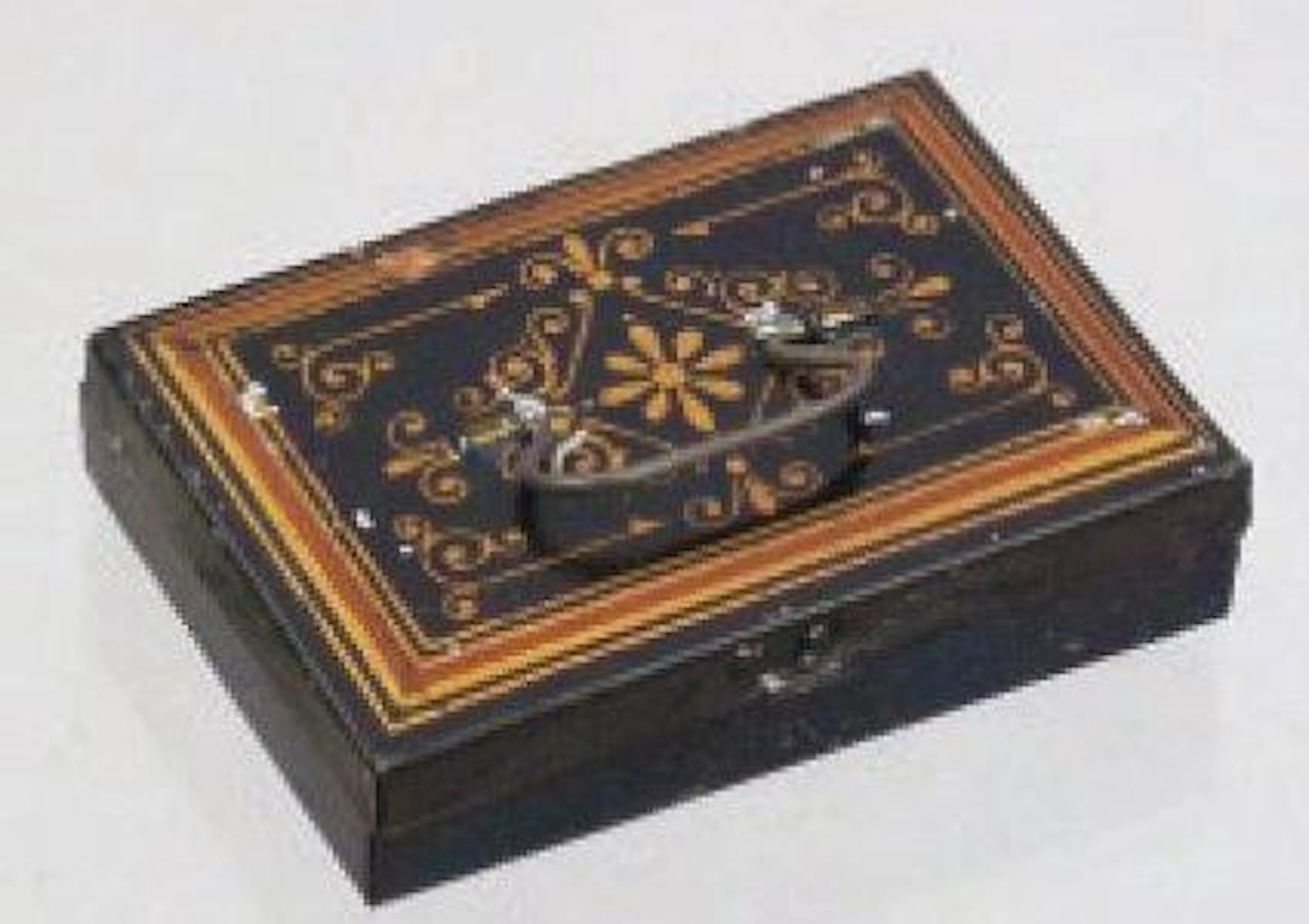 Rare cassette en tôle peinte sur le dessus et décor floral doré sur fond noir