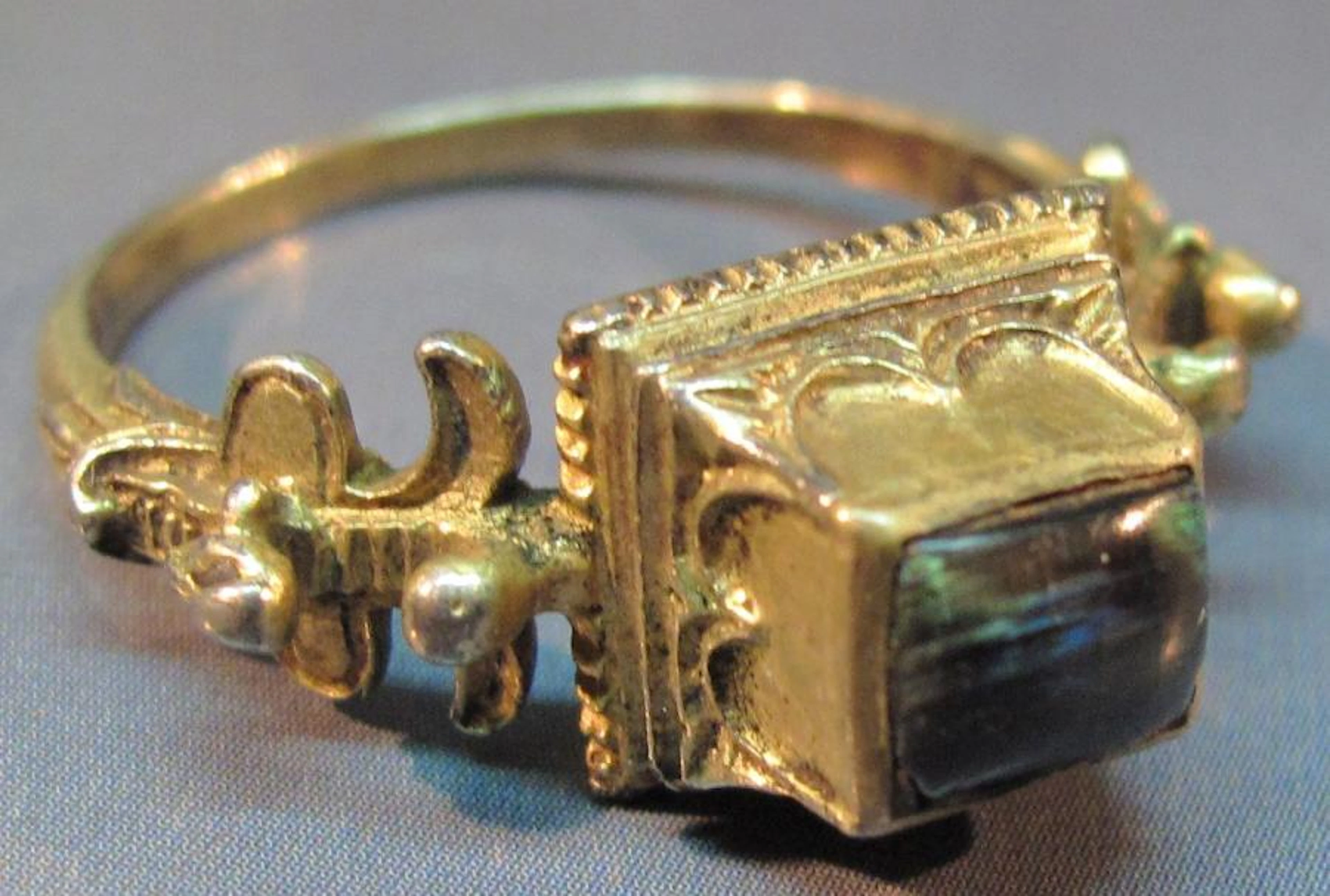 Bague en vermeil à décor de fers de lance sur le chaton carré...