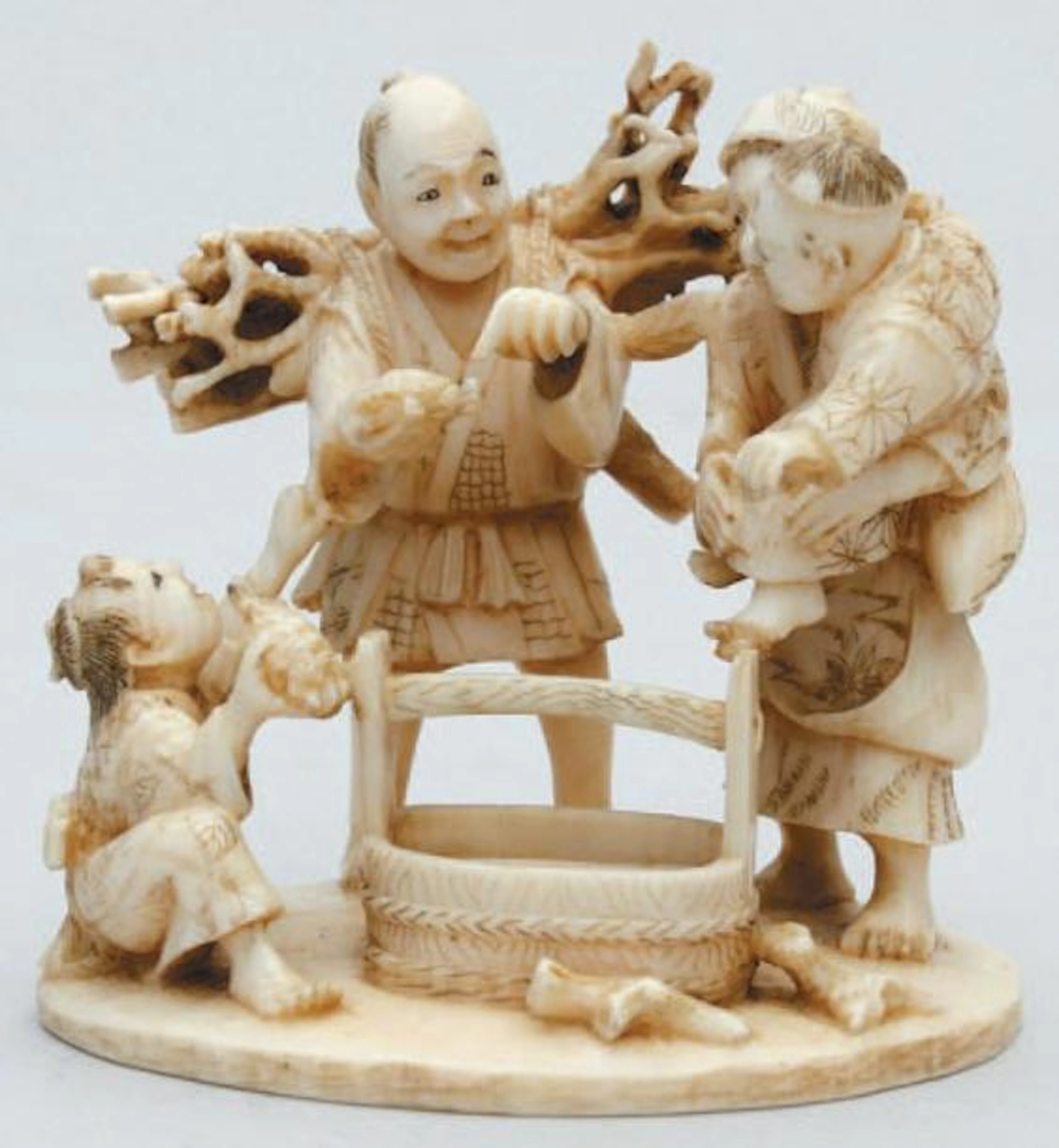 IMPORTANT NETSUKE-OKIMONO représentant une famille de paysans...