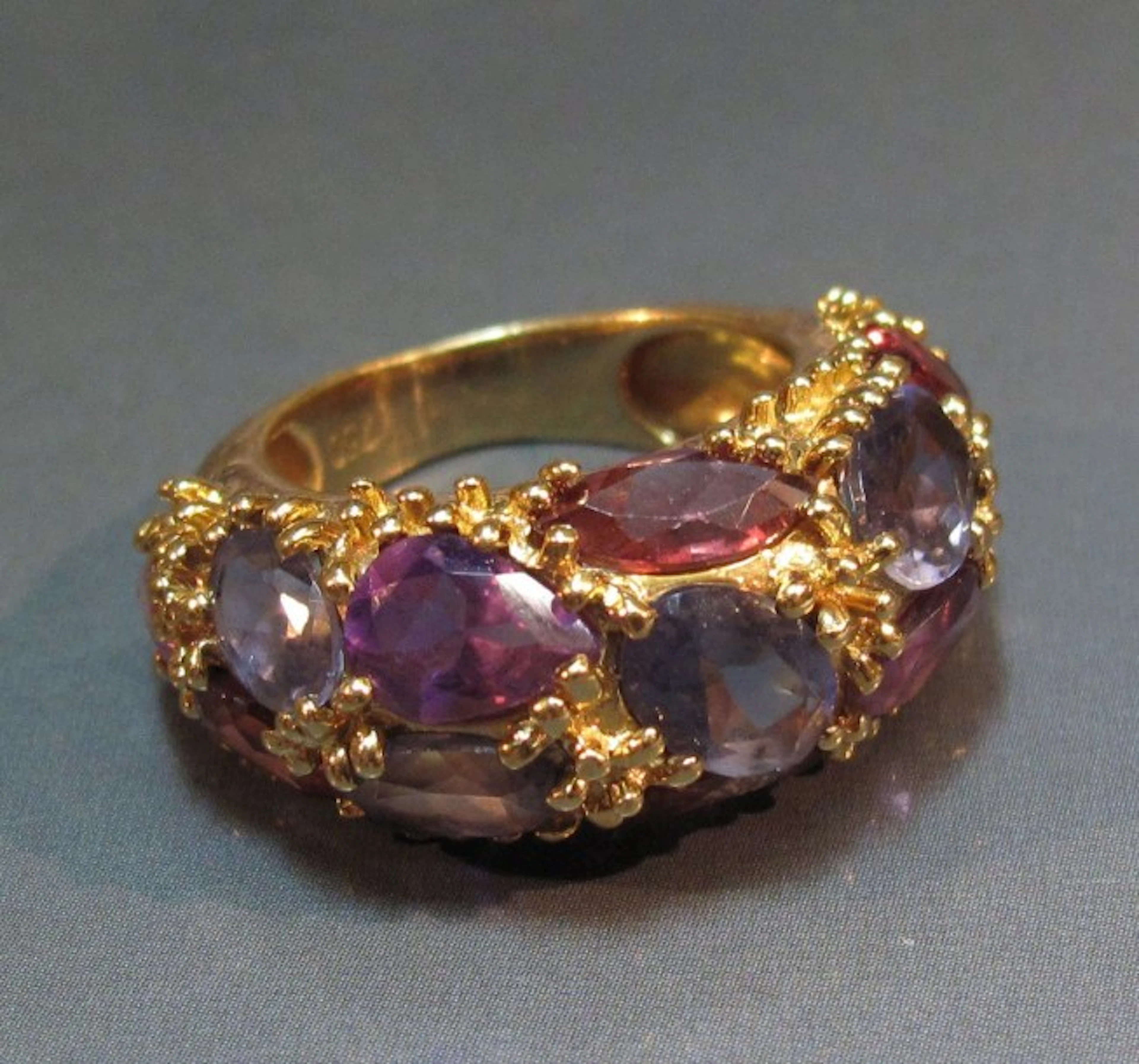 Bague bombée en or jaune 18 K pavée de tourmalines roses
