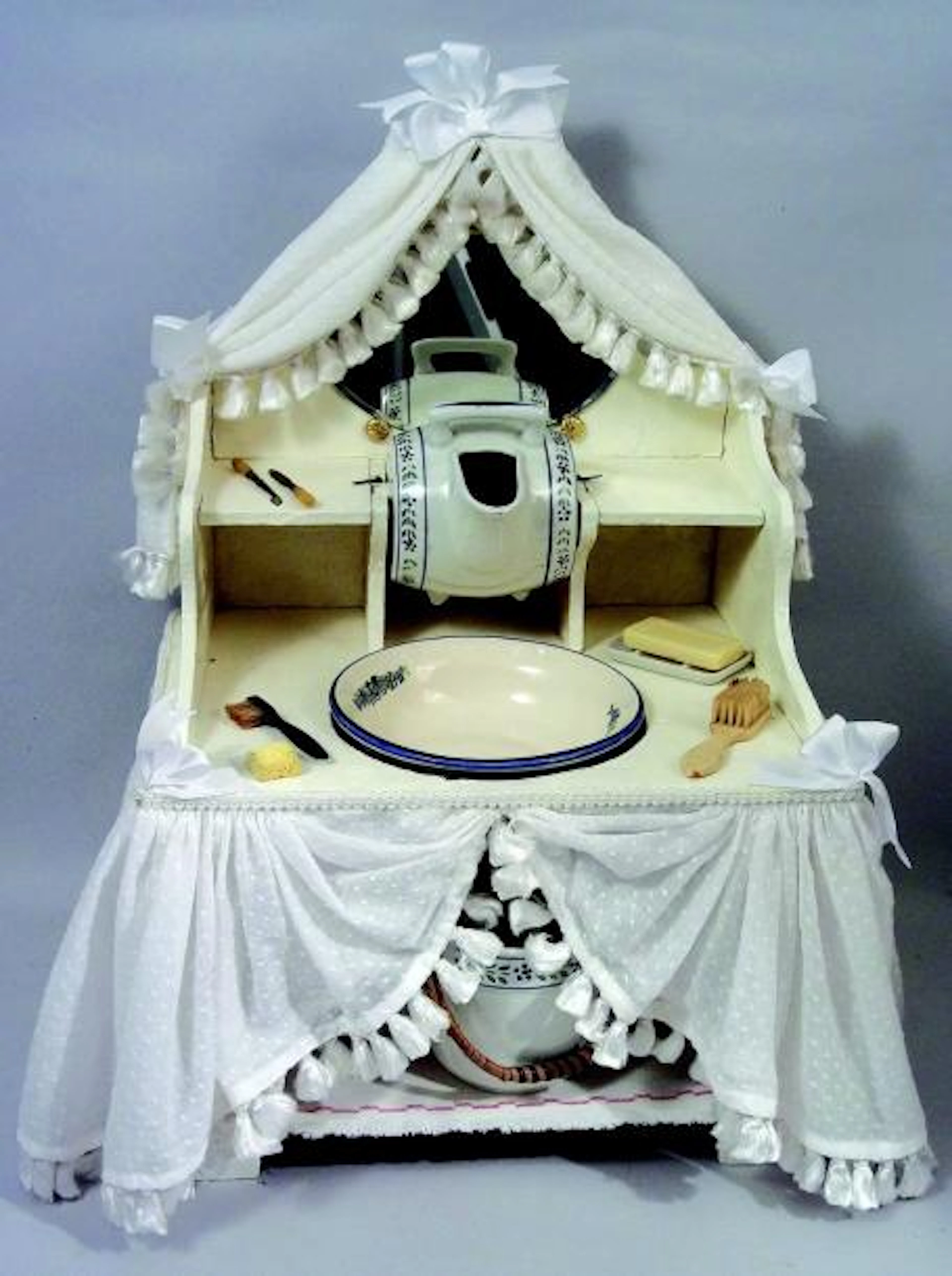 Très belle et originale table de toilette en bois pour poupée...