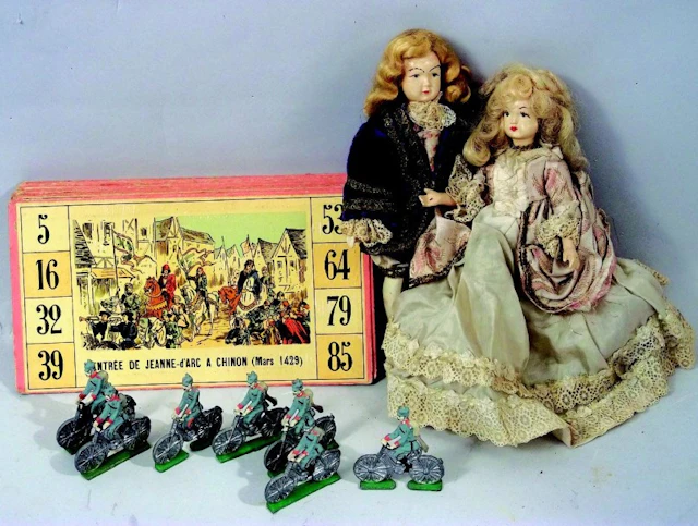 Ensemble de 12 tableaux en cartonnage chromolithographiés d'un...