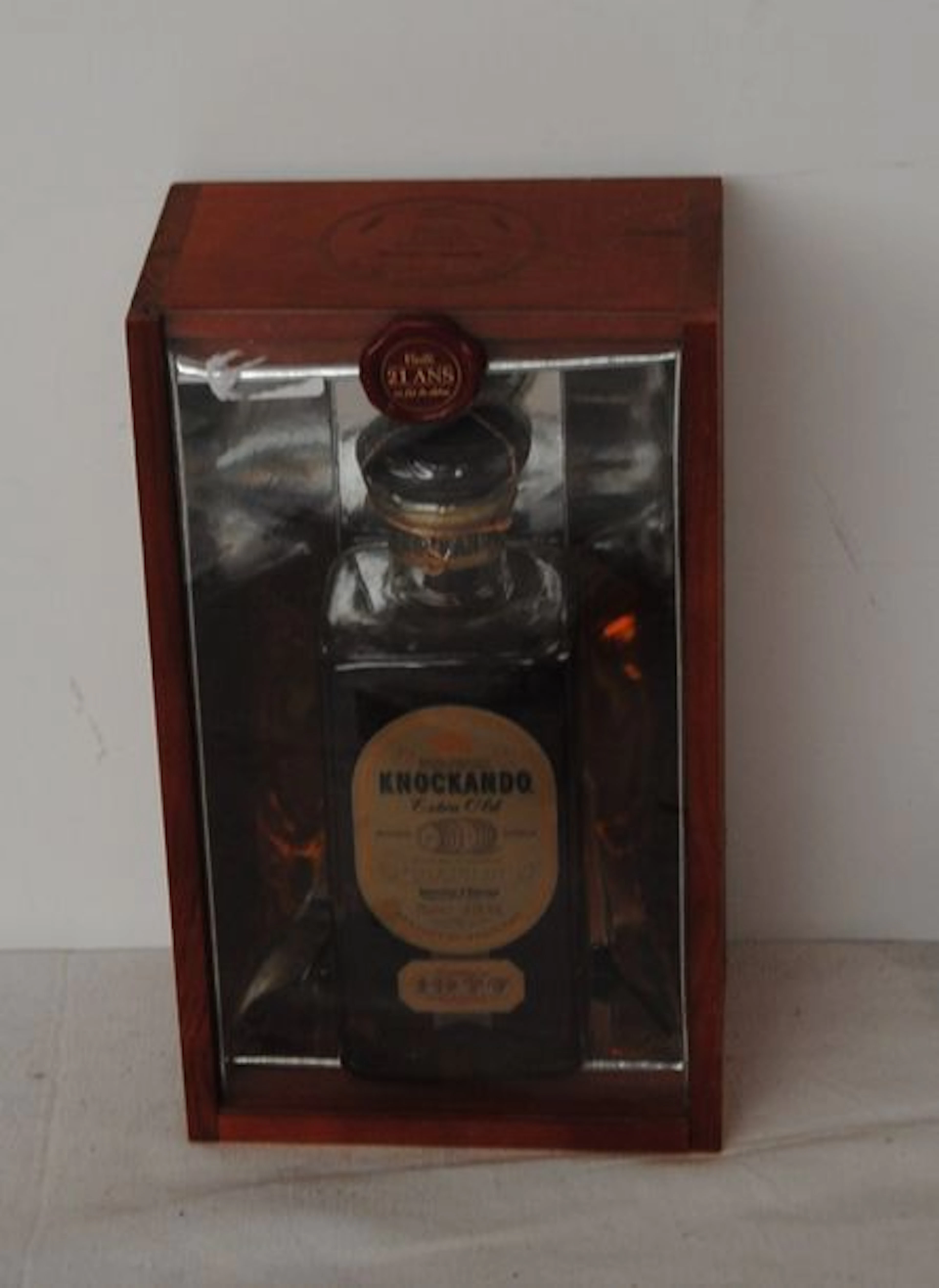 1 BOUT WHISKY KNOCKANDO EXTRA OLD 1977 EN... - Lot 47 - Varenne Enchères