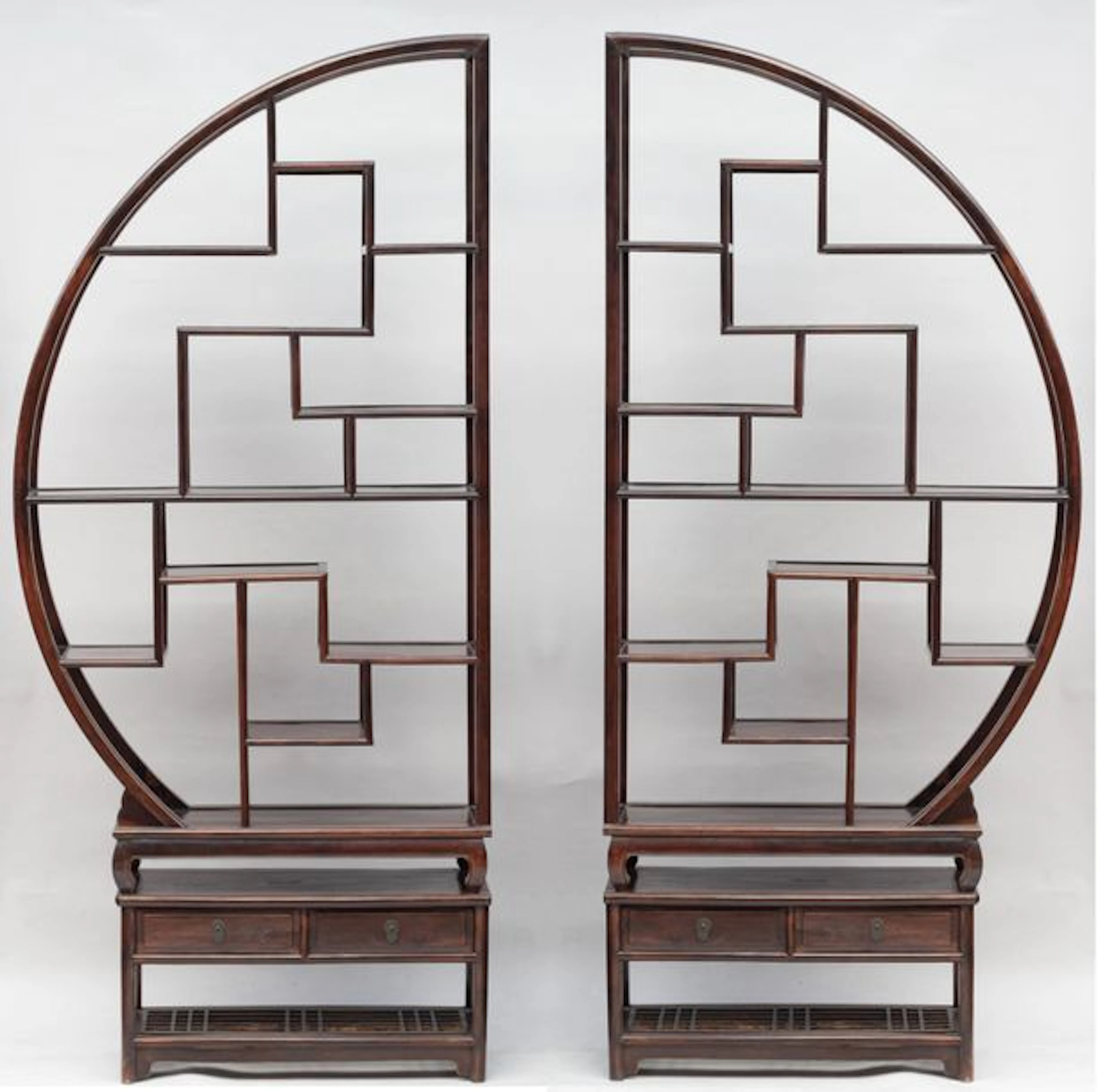 Meuble étagère en bois dur et sombre en deux... - Lot 139 - Varenne Enchères