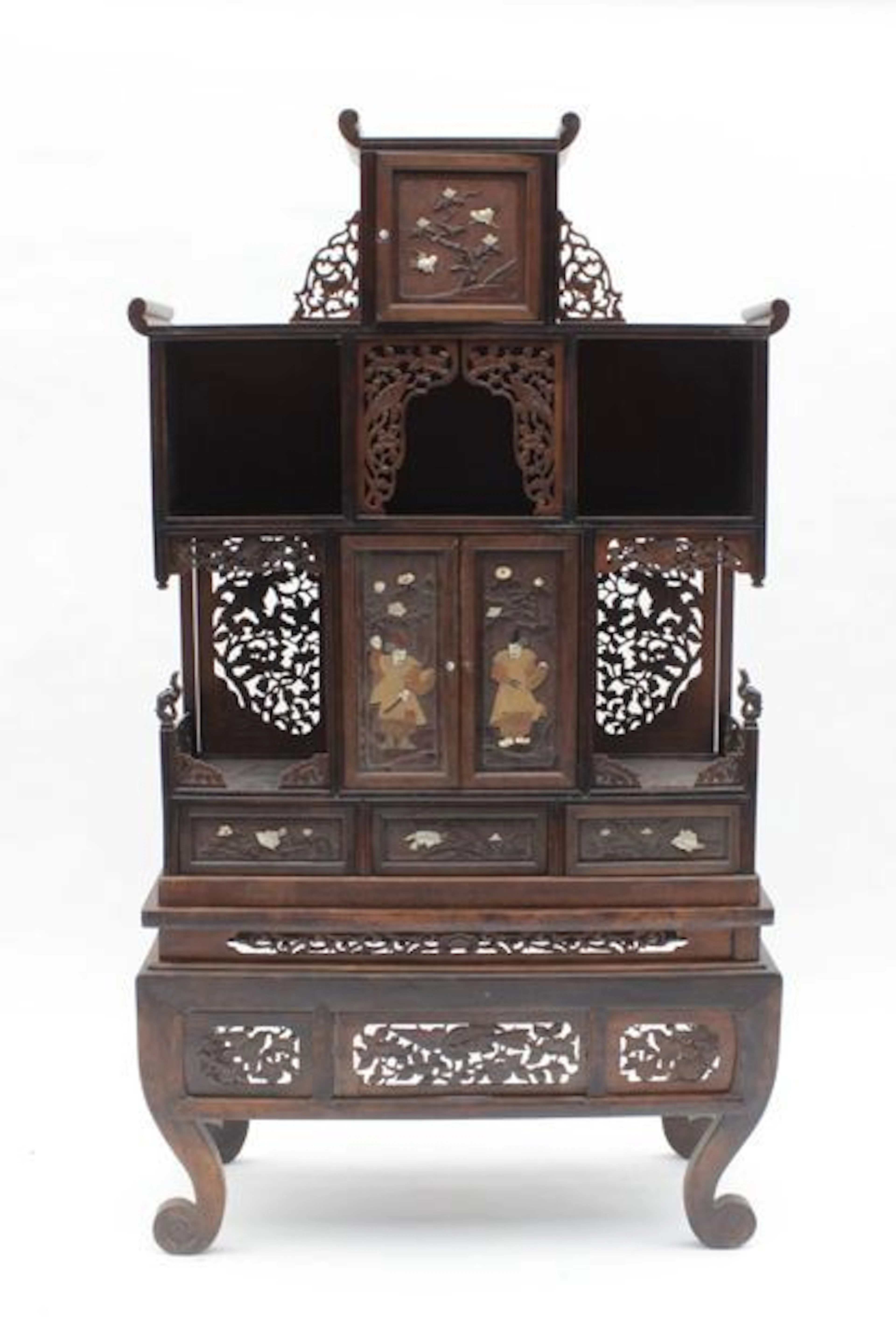 Meuble en bois patiné à décor sculpté, ajouré... - Lot 151 - Varenne Enchères
