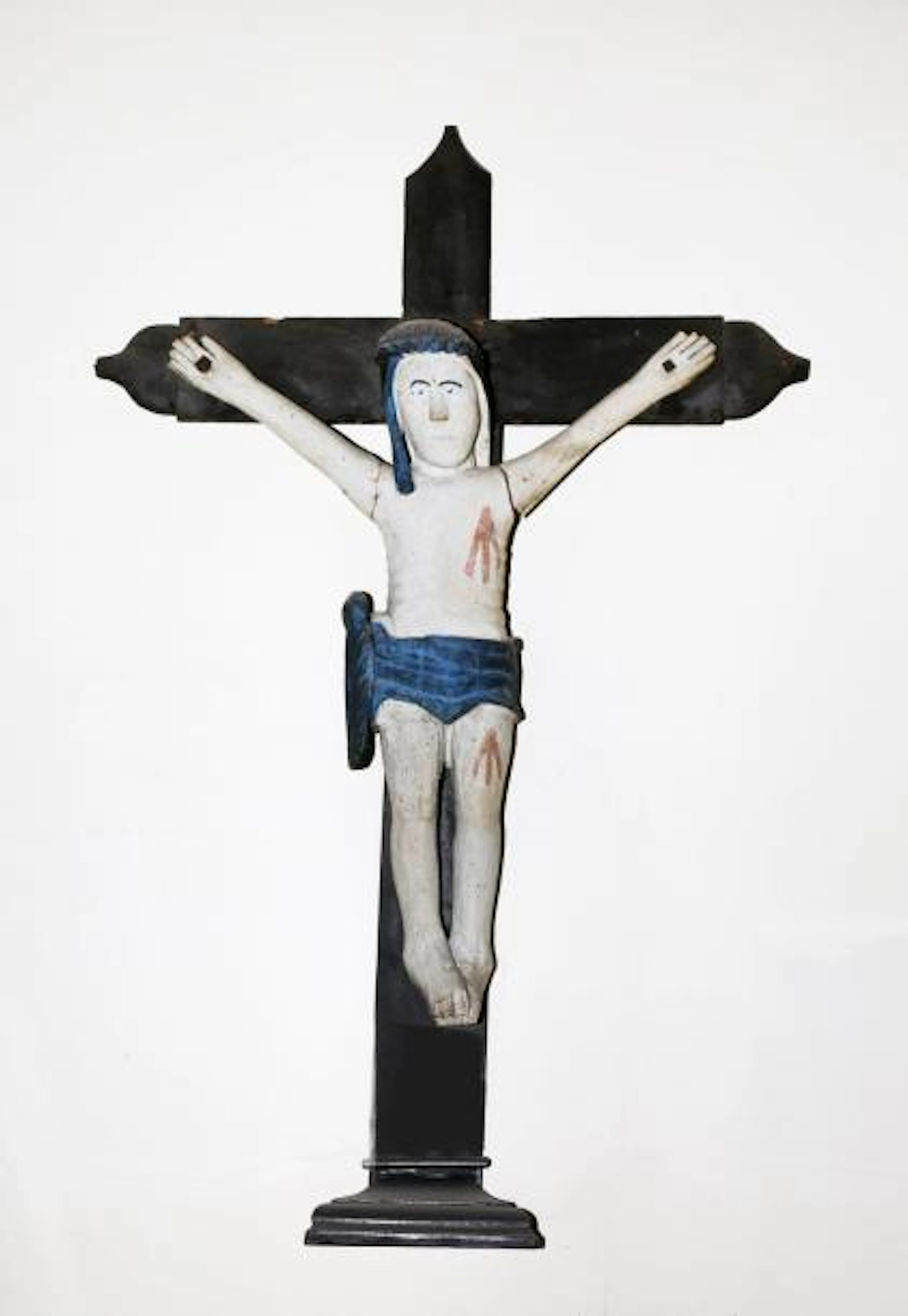 Christ en croix en bois sculpté et peint