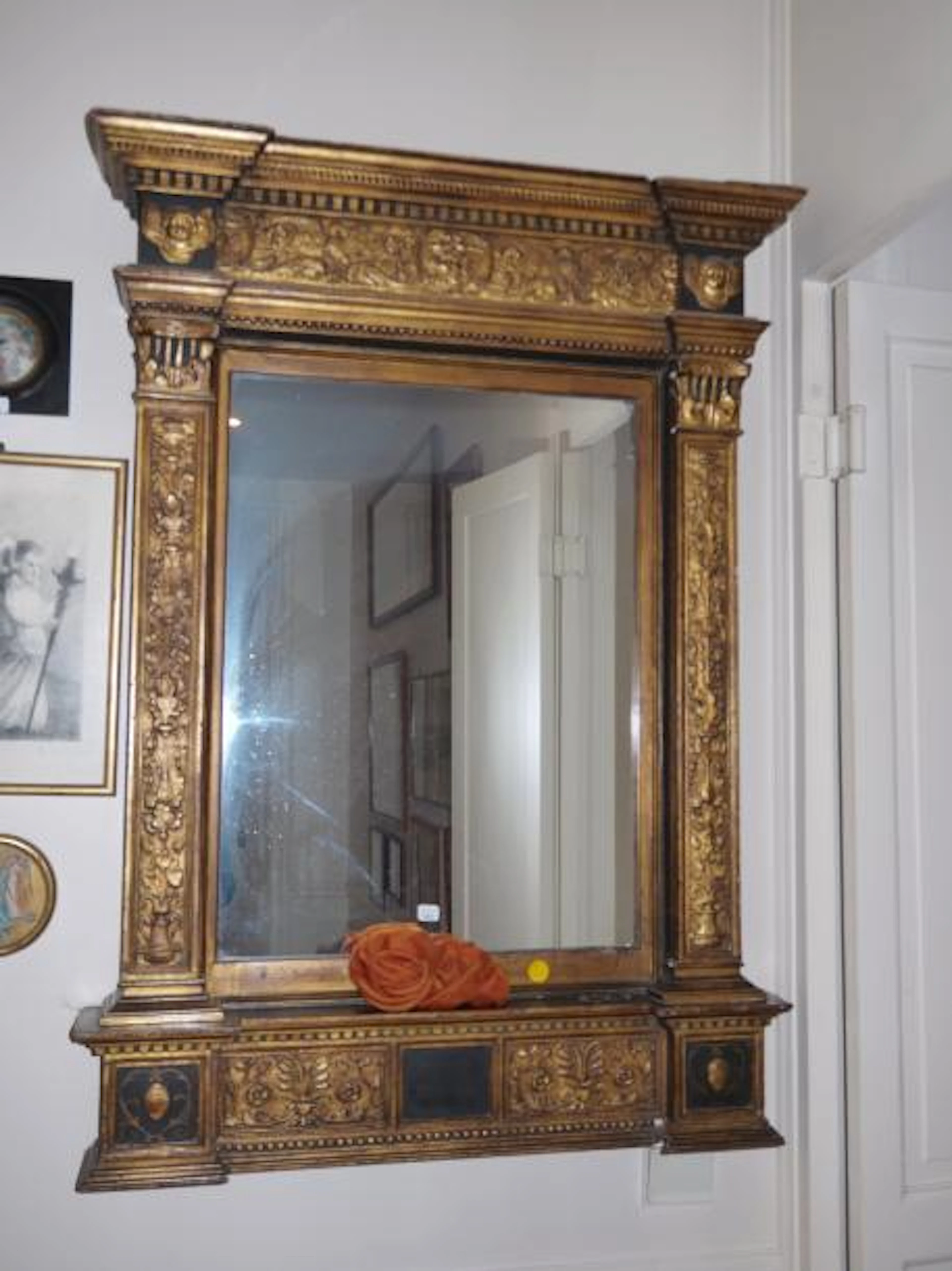 Miroir à encadrement de bois sculpté