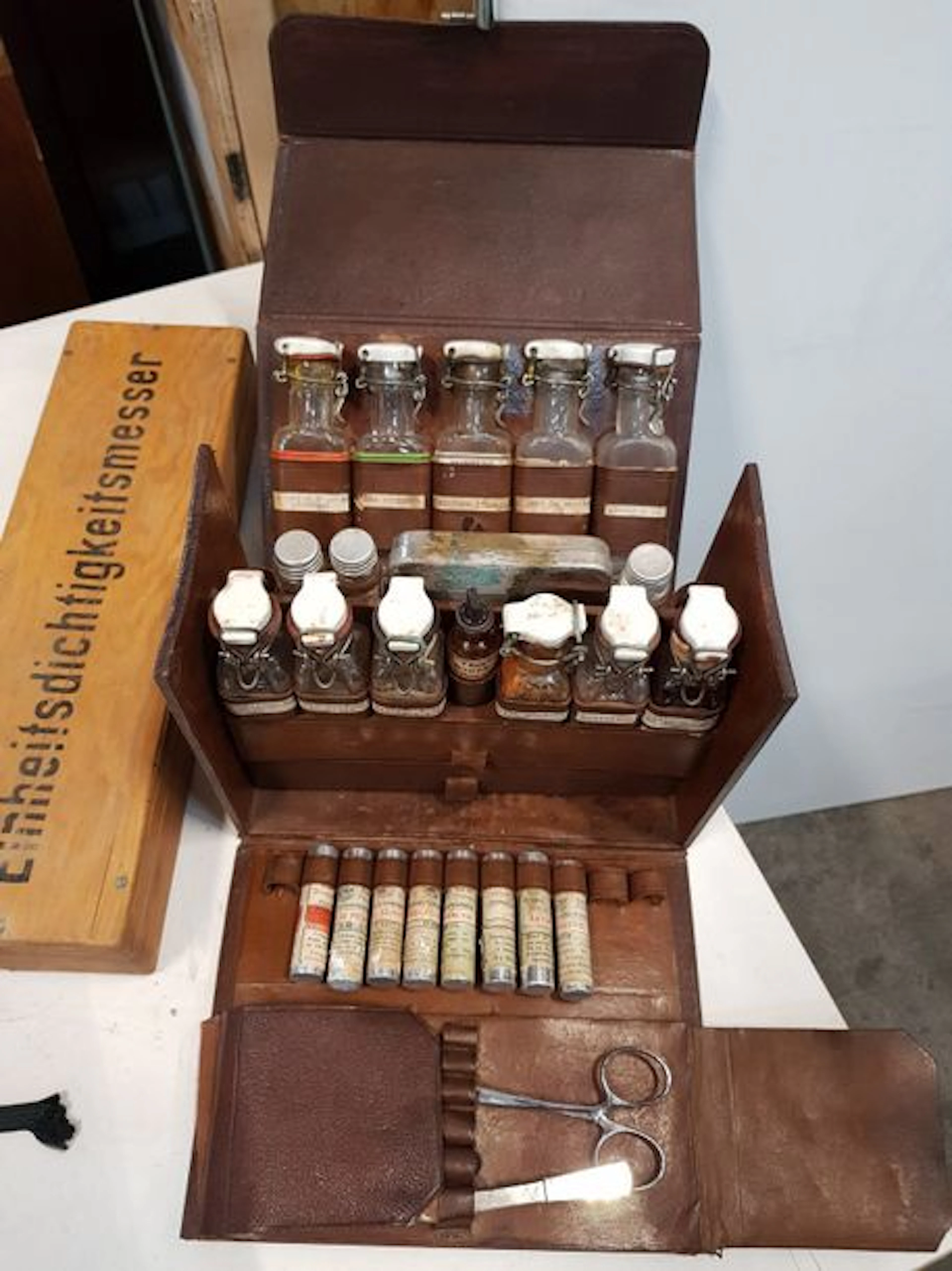 Ancienne trousse à pharmacie gainée de cuir…