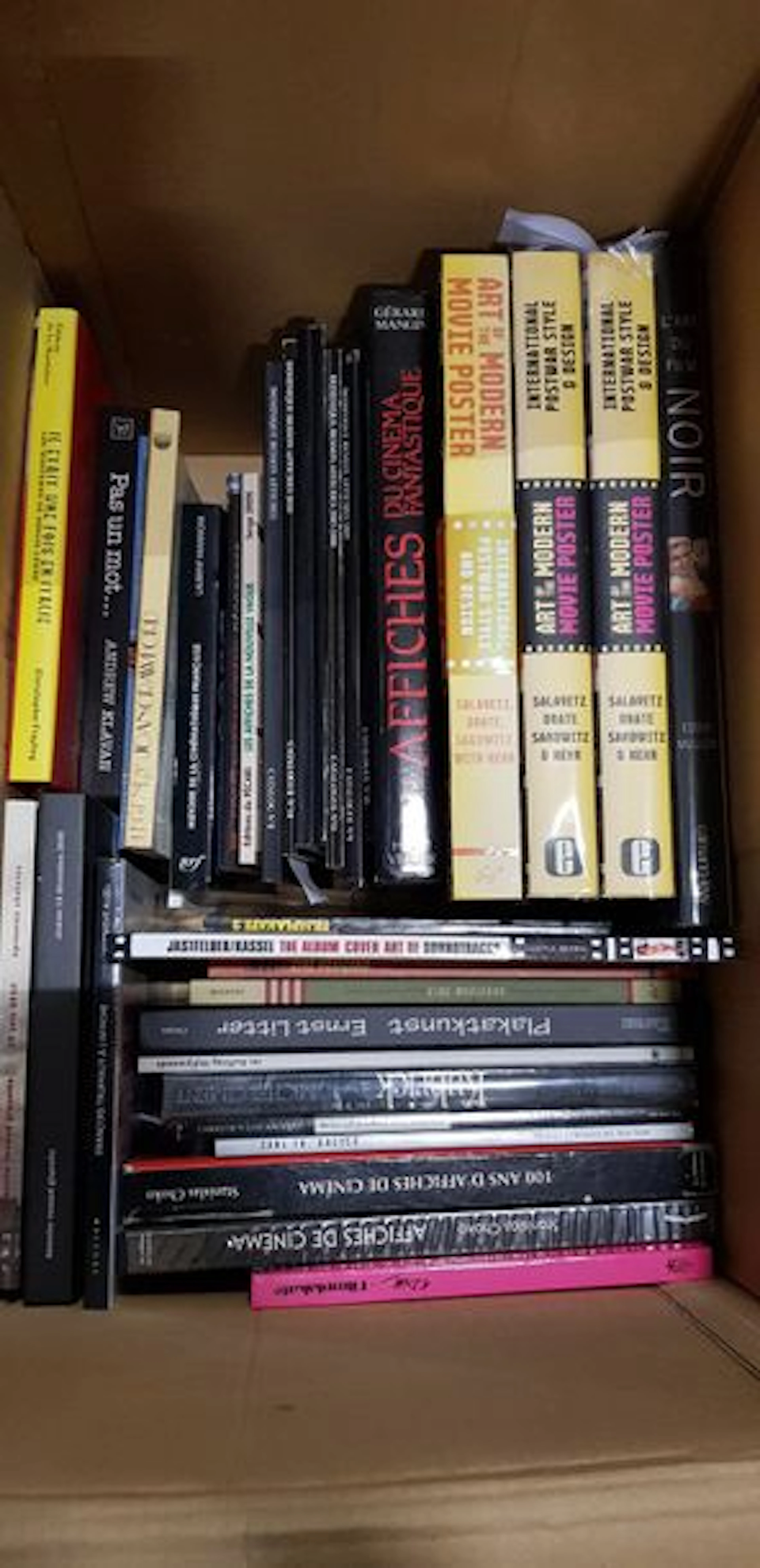 Important lot de documentation, catalogues…
