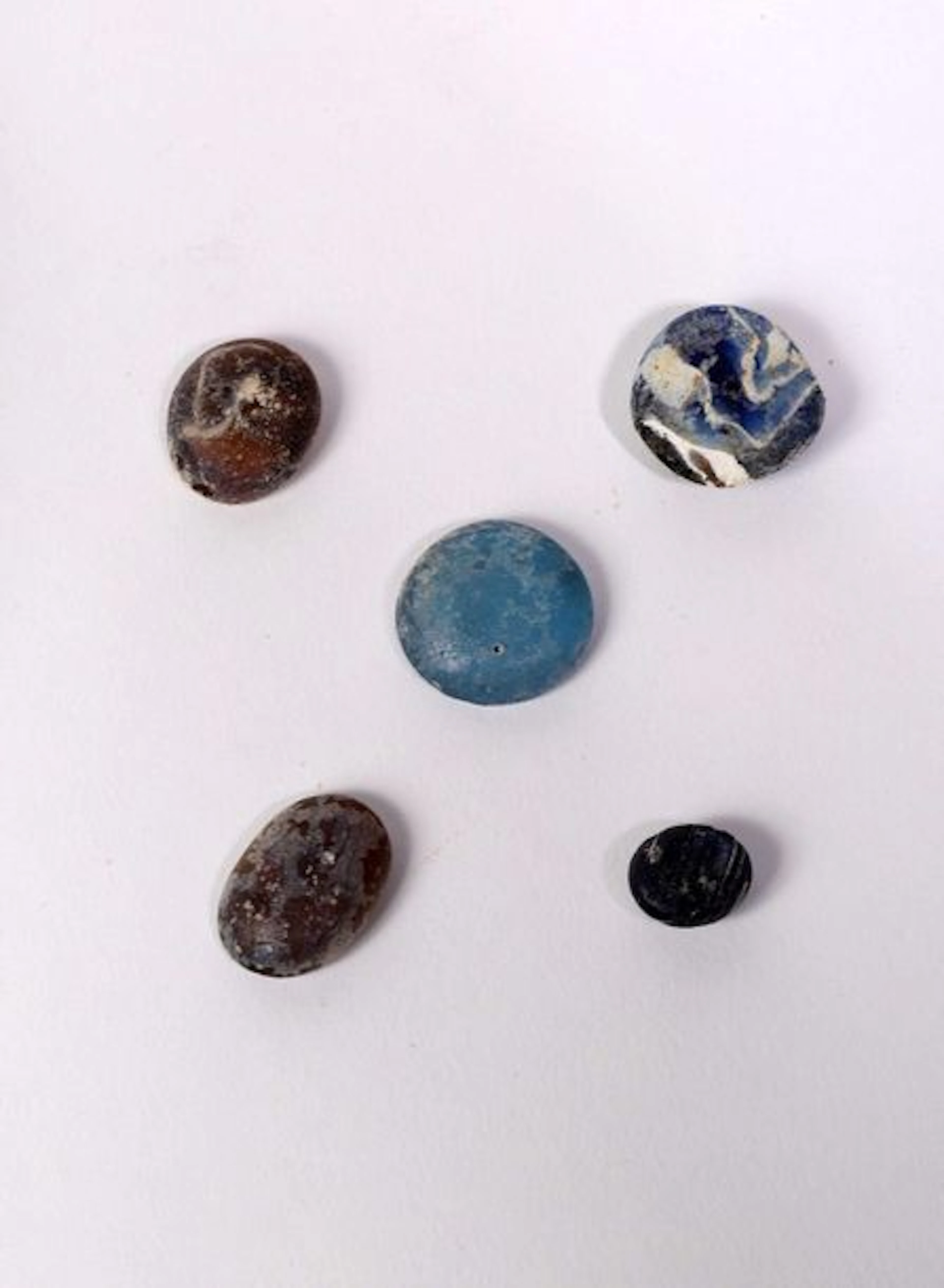 Lot de 5 cabochons en pâte de verre Epoque…