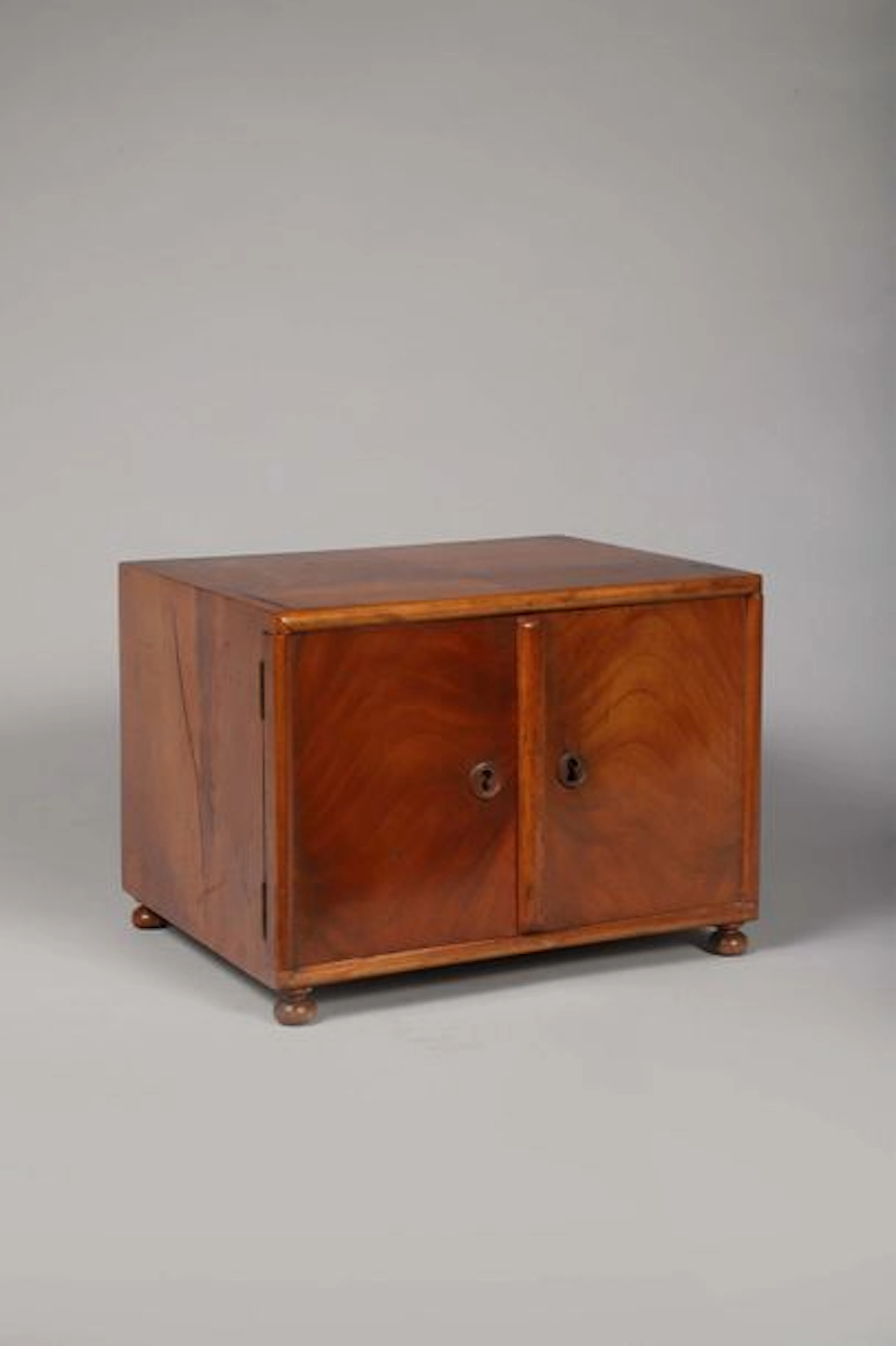 "Petit médaillier en bois et bois de placage,…