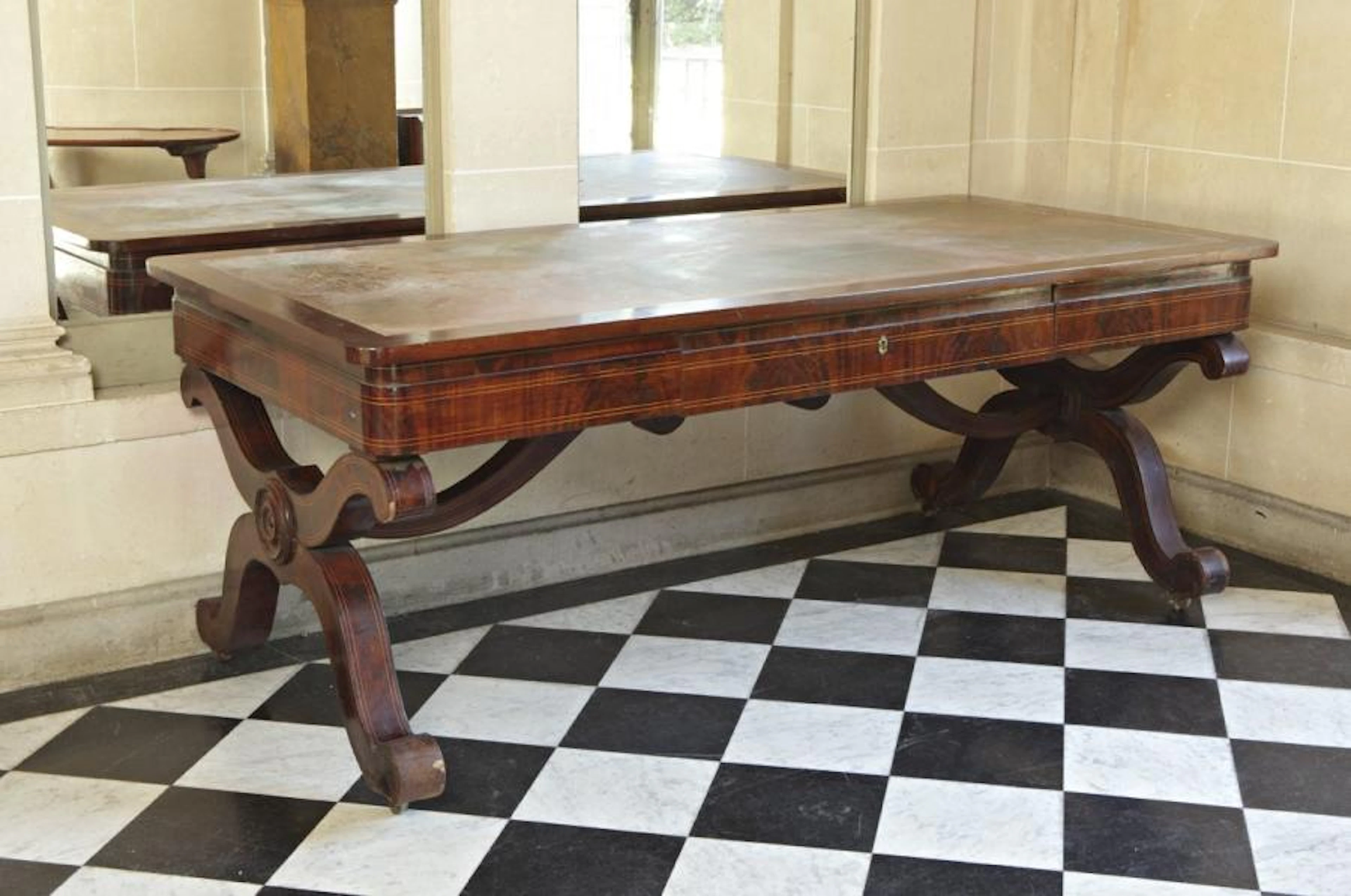 BUREAU PLAT en placage d'acajou et acajou flammé