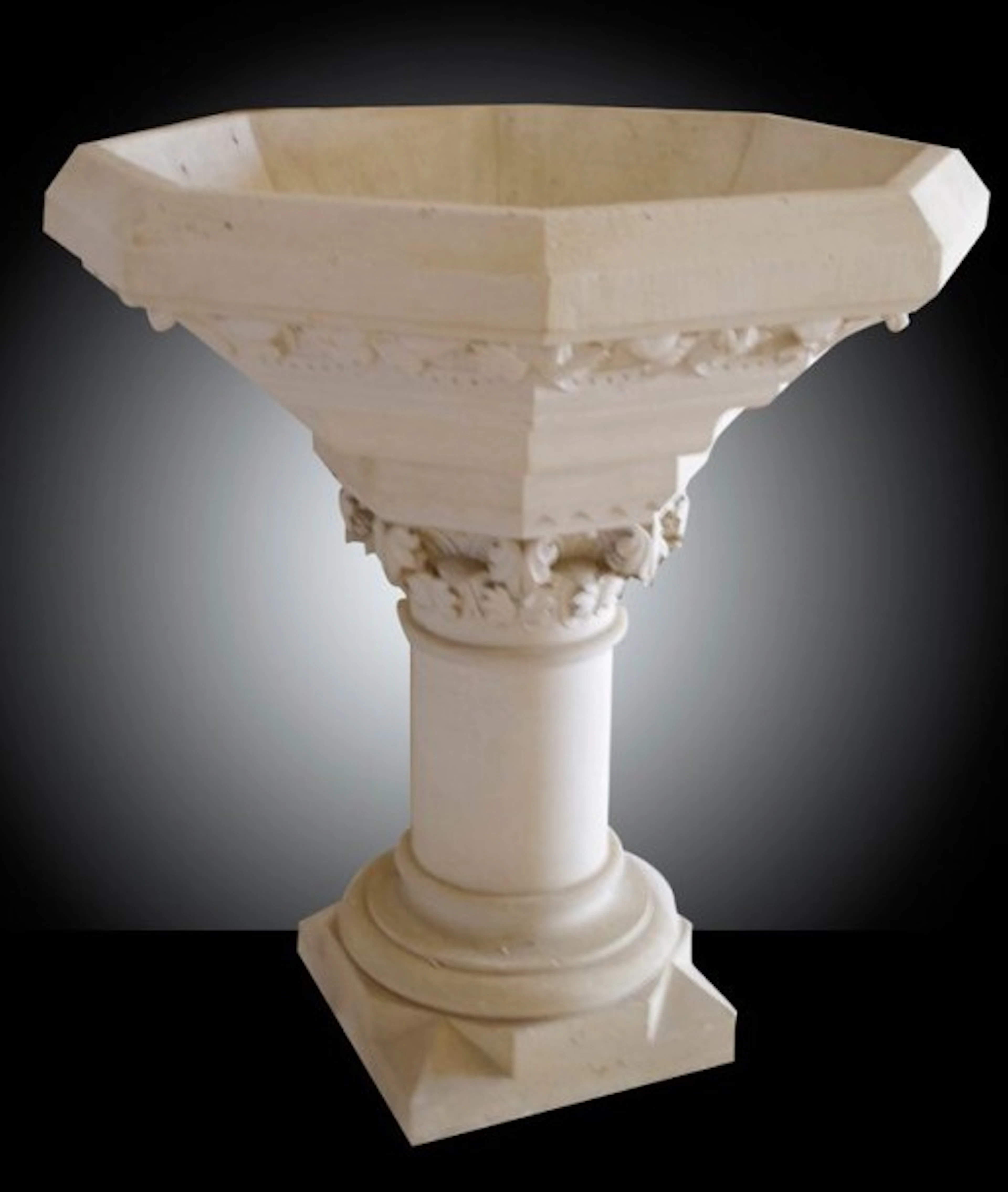 Fonts Baptismaux ouvragé et décoré de sculptures de qualité