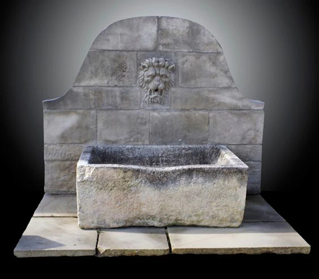 Fontaine d'applique mariant des éléments de diverses périodes
