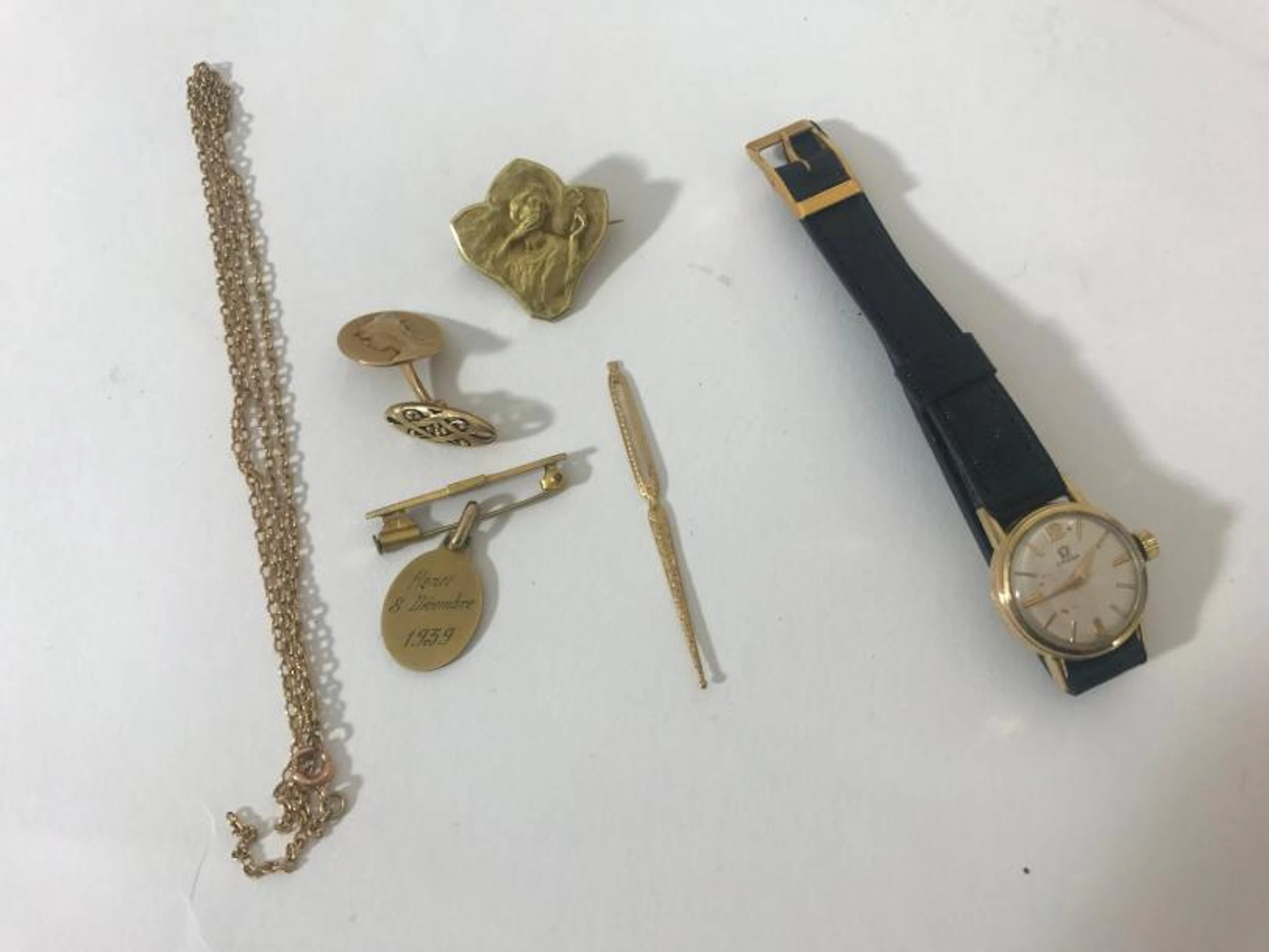 LOT en or (750‰) comprenant: passe fil, broche,…