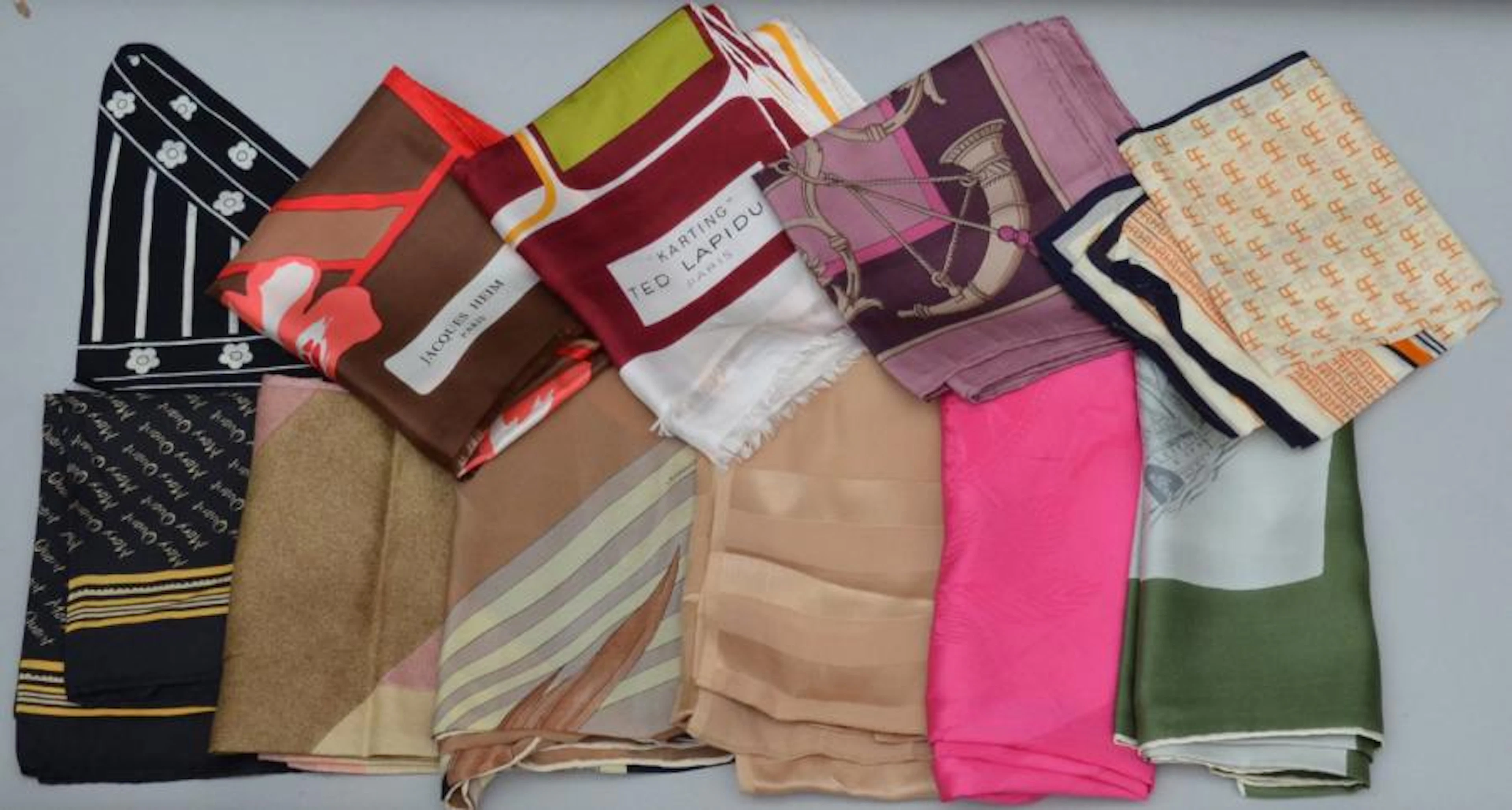 LOT comprenant environ 10 foulards ou écharpes…
