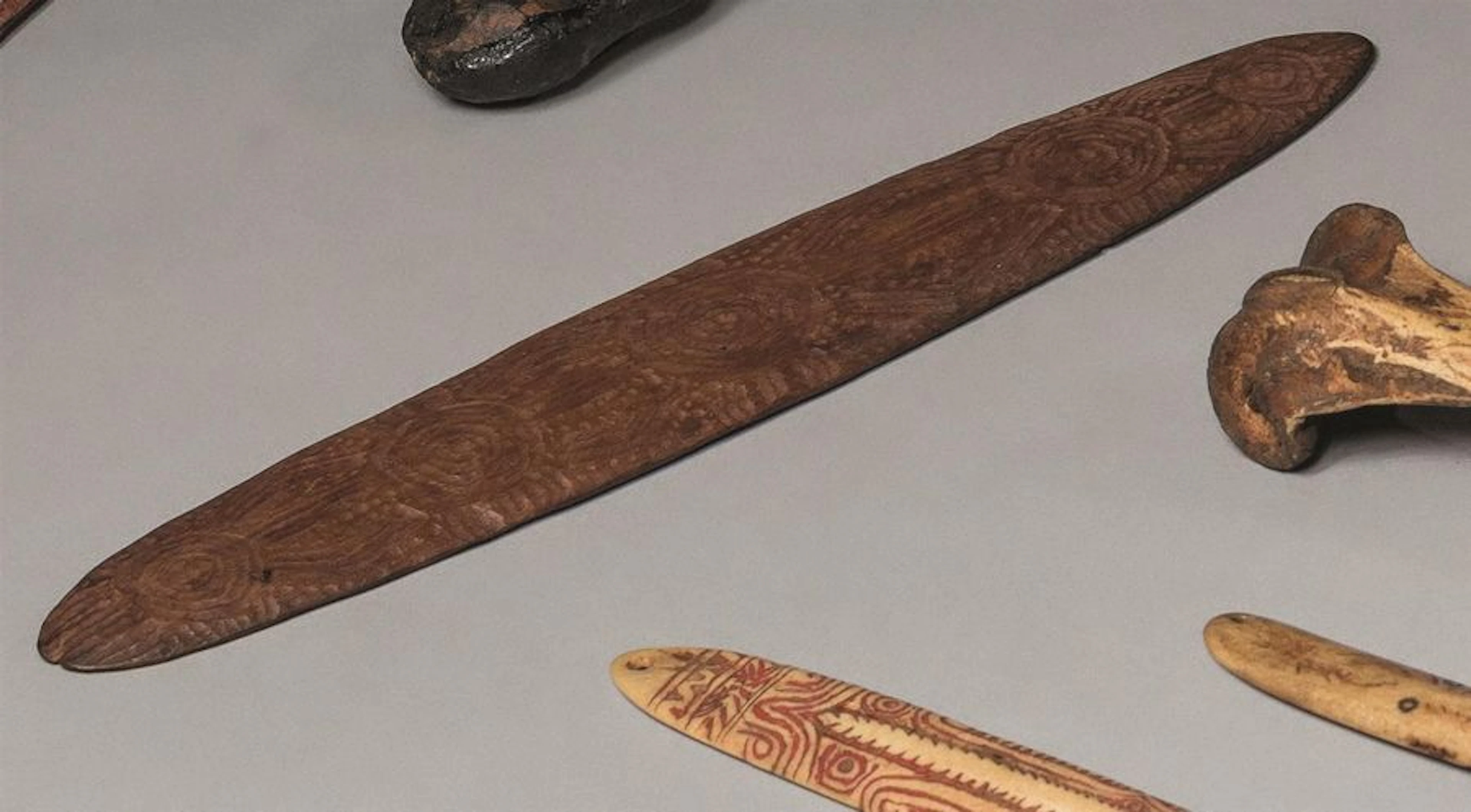 Lot composé d'un BOOMERANG finement gravé…