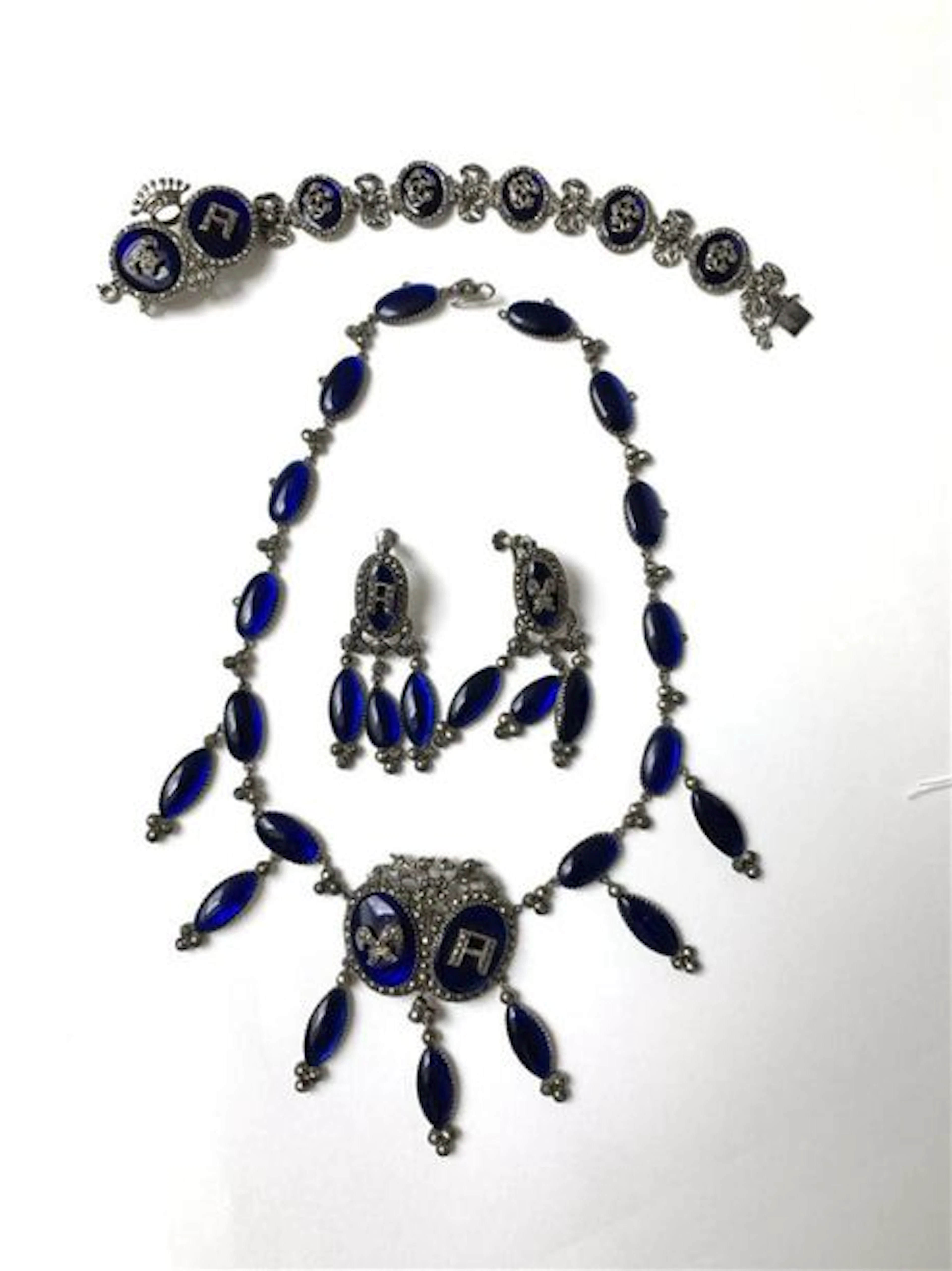 PARURE comprenant un collier, un bracelet…