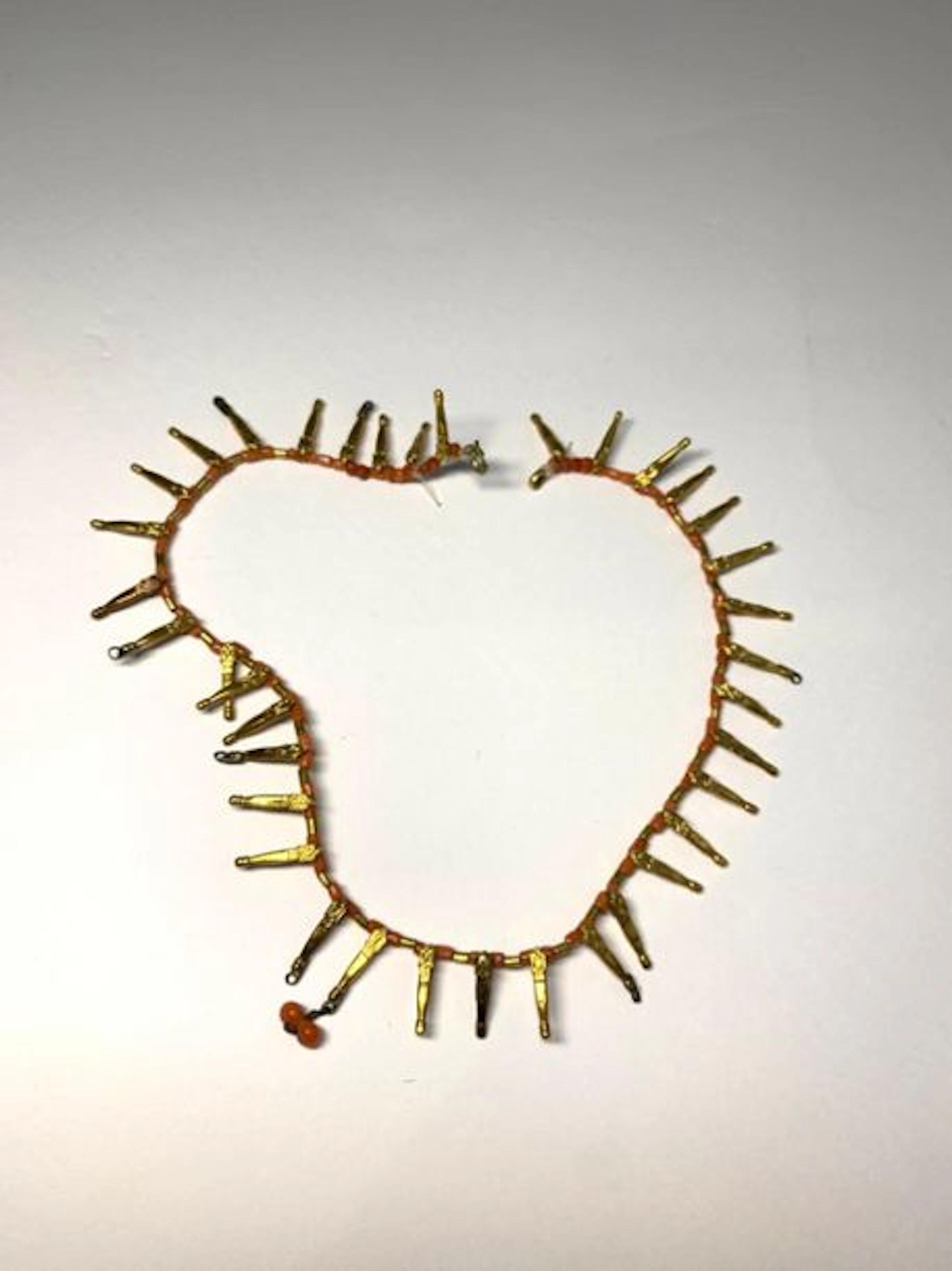 Collier composé de perles dont 37 fusiformes…