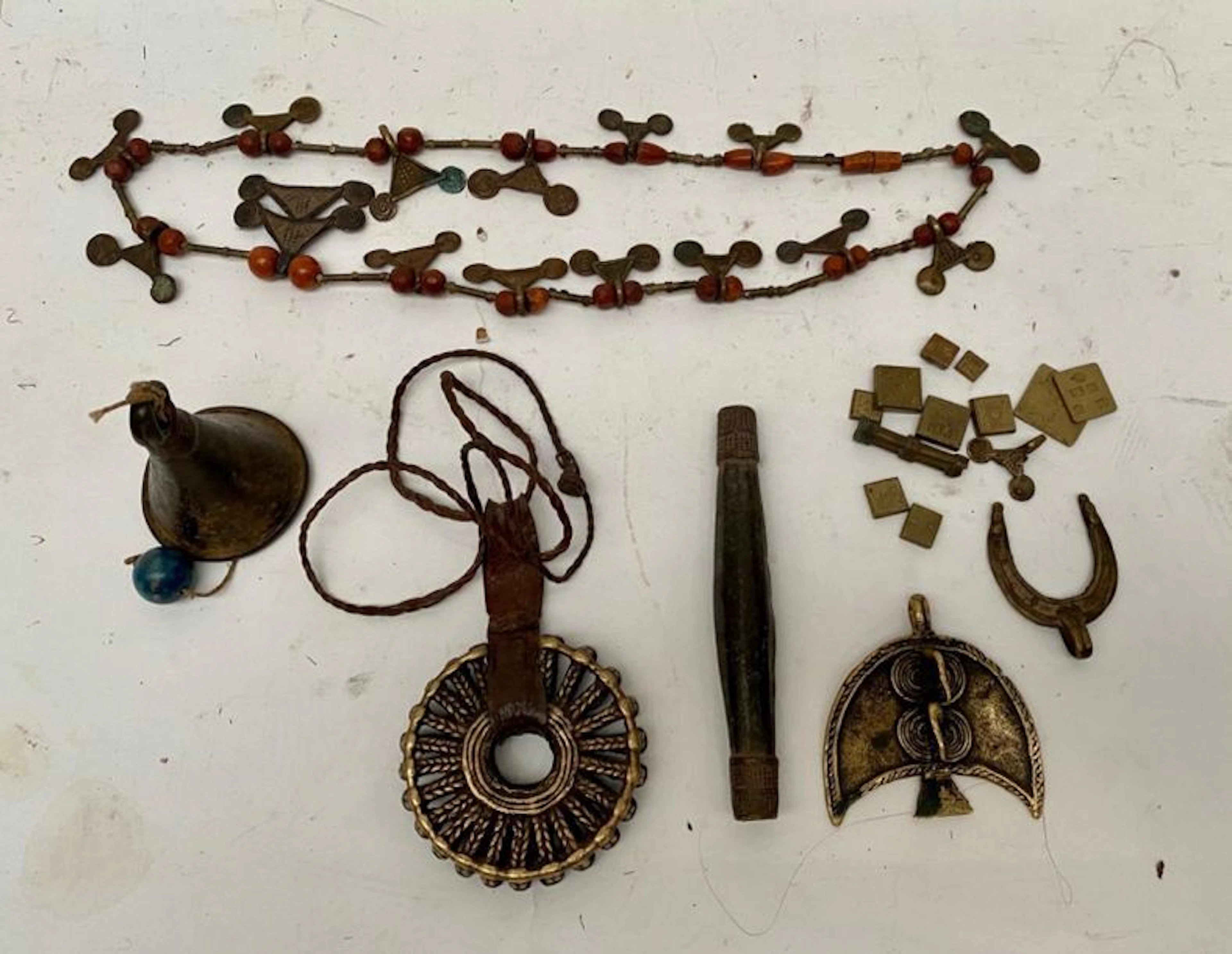 Ensemble d'objets Dogon composé d'un collier...