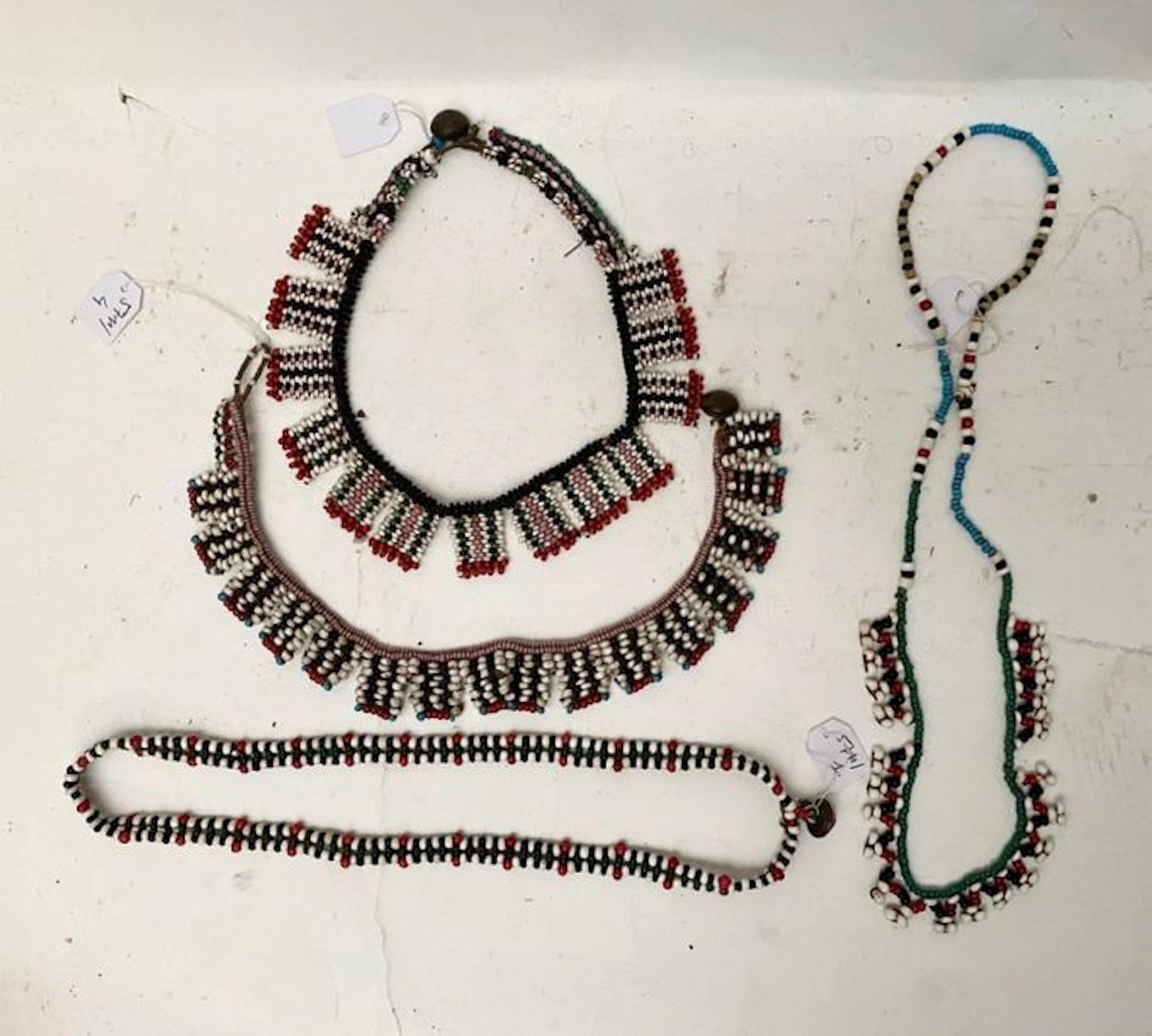 Ensemble de 4 colliers en perlage multicolore...